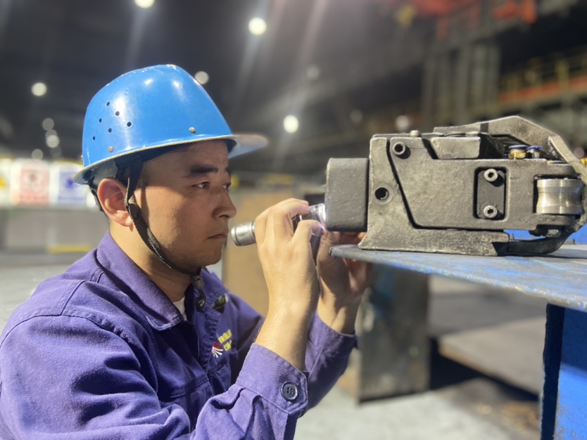 从“橄榄绿”到“轧钢蓝”  两身制服一生担当 ——记第九届“陕钢杯”轧钢工技术能手魏哲