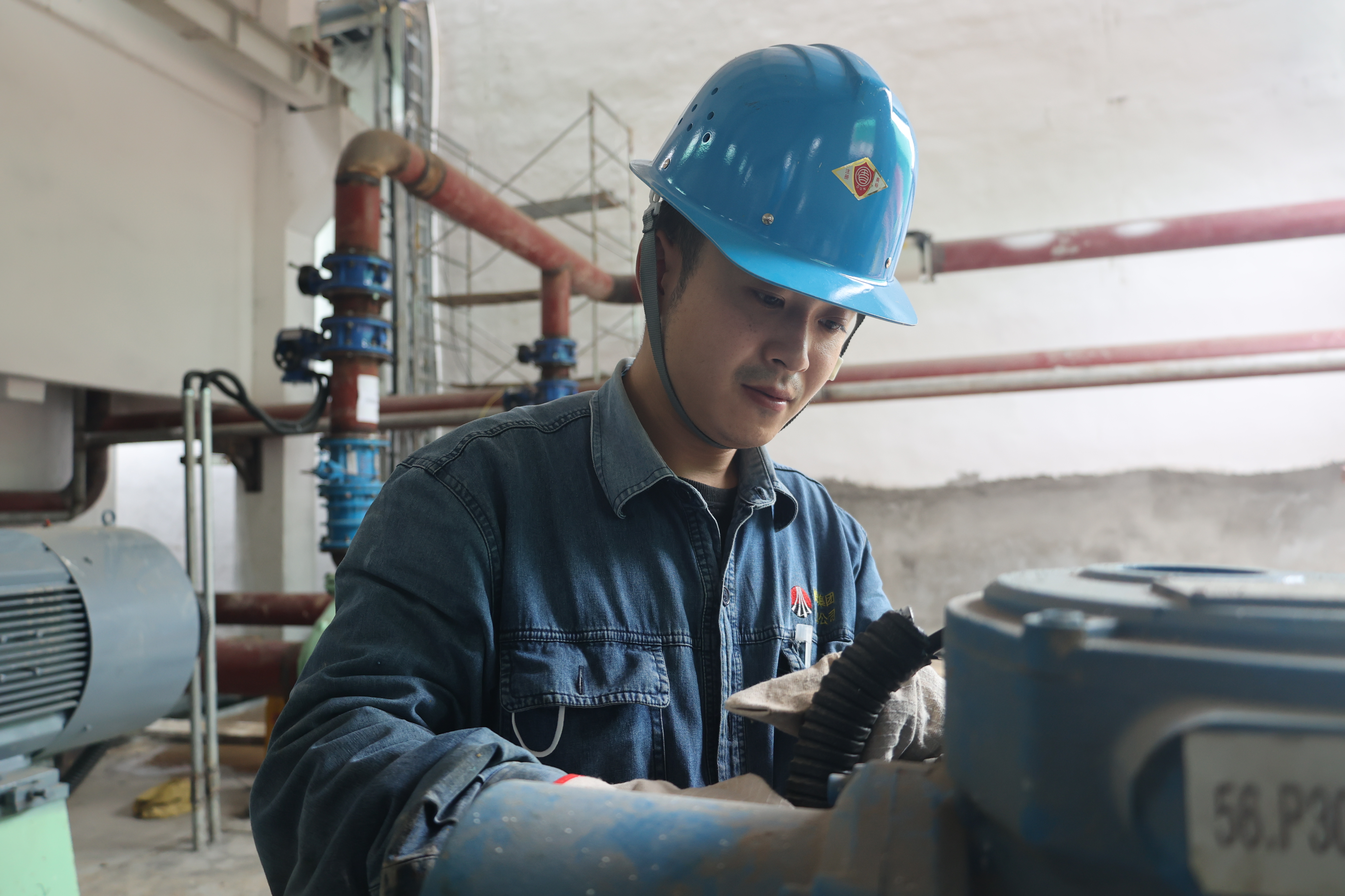 坚守在项目建设中的万般暖甜