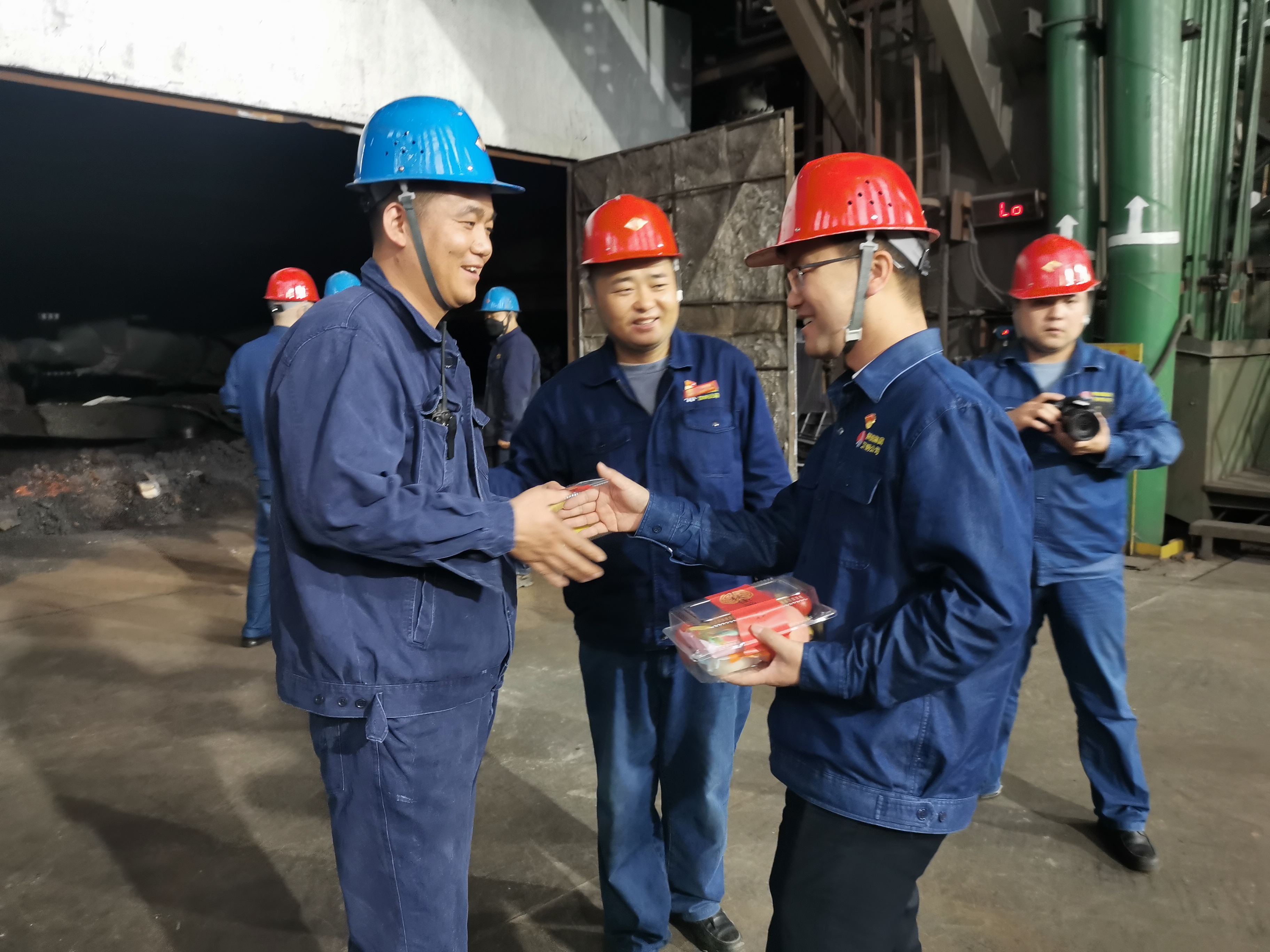 节日里,他们用坚守和专注谱写劳动者之歌 节日里,他们用坚守和专注谱写劳动者之歌