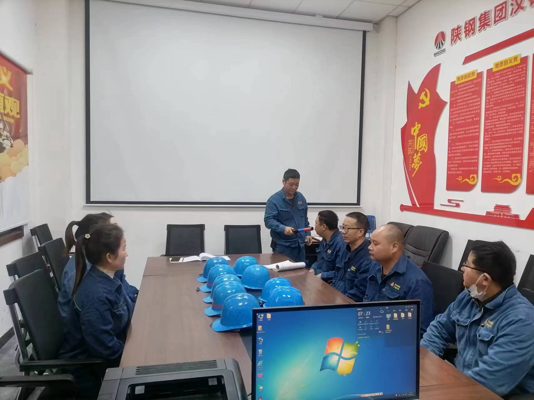 确保双节安全生产  炼钢在行动