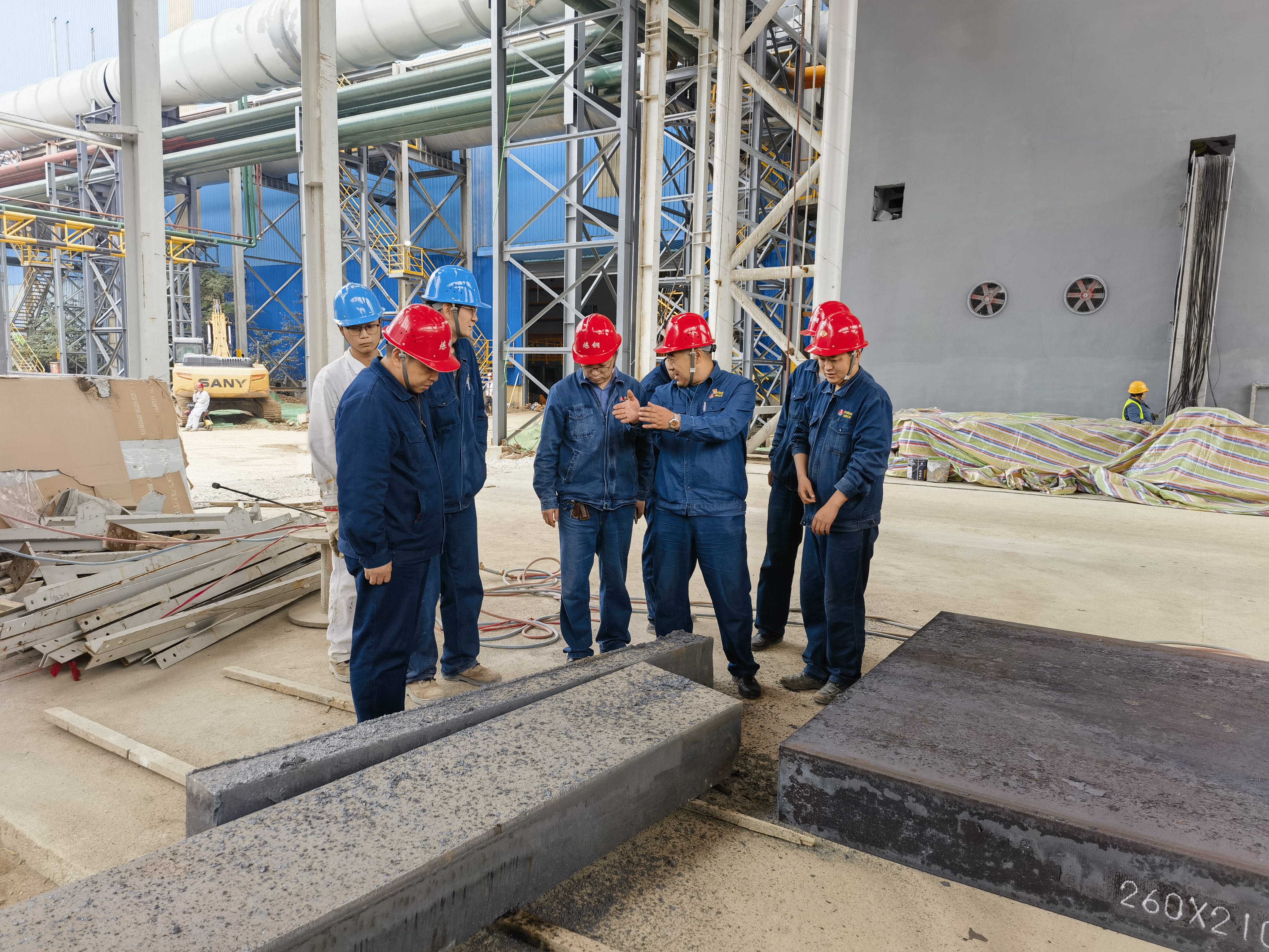 确保双节安全生产  炼钢在行动