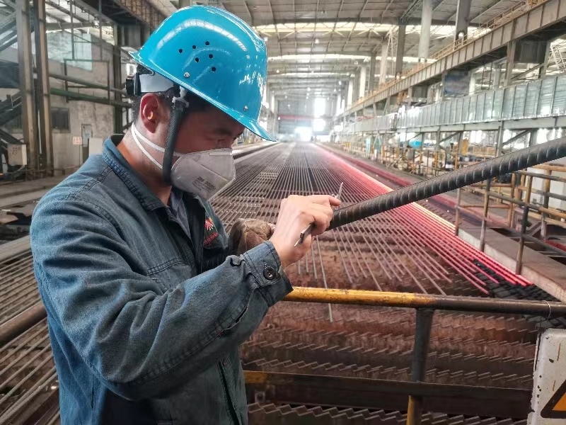 用坚守点亮节日最美底色