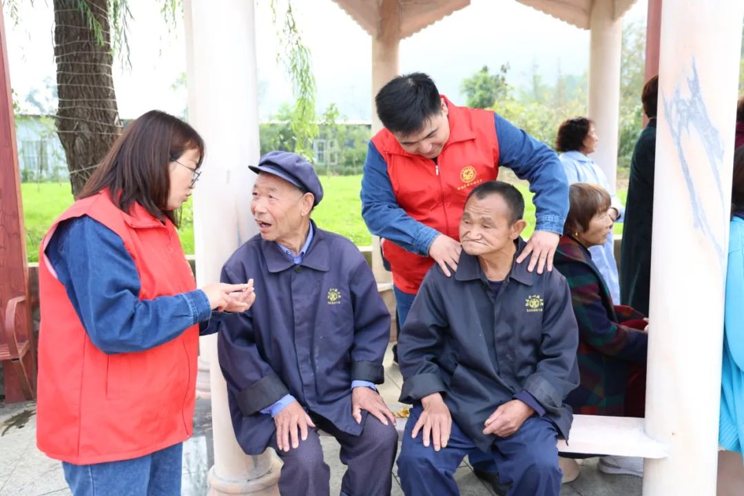 最美“红马甲” 情暖“重阳节”！汉钢公司组织敬老院献爱心志愿服务活动