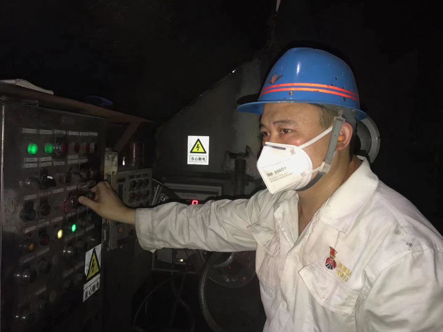 “党员本色”点亮汉钢“美丽底色” “党员本色”点亮汉钢“美丽底色”