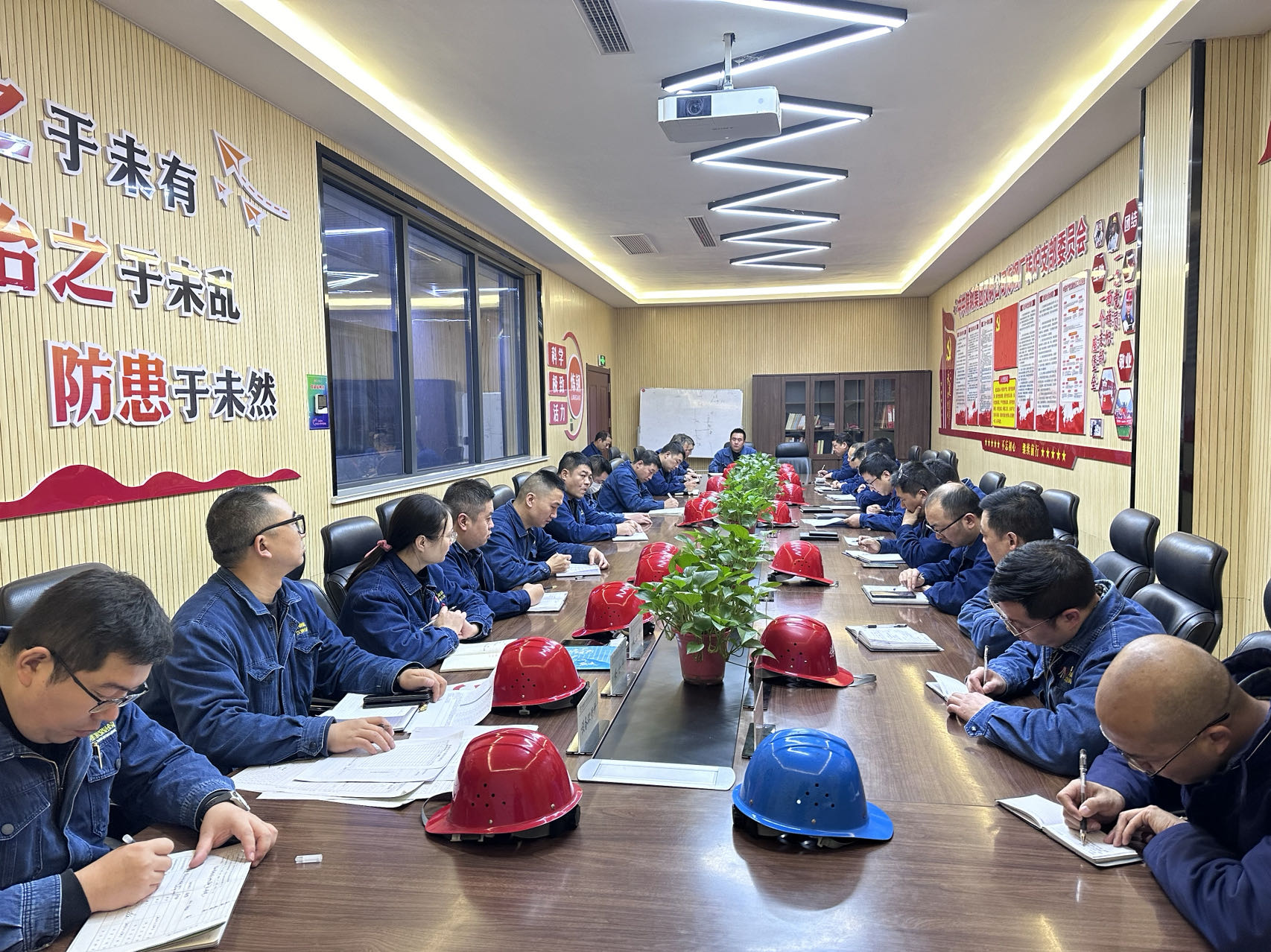 昼与夜的坚守，带你走进炼钢十二时辰