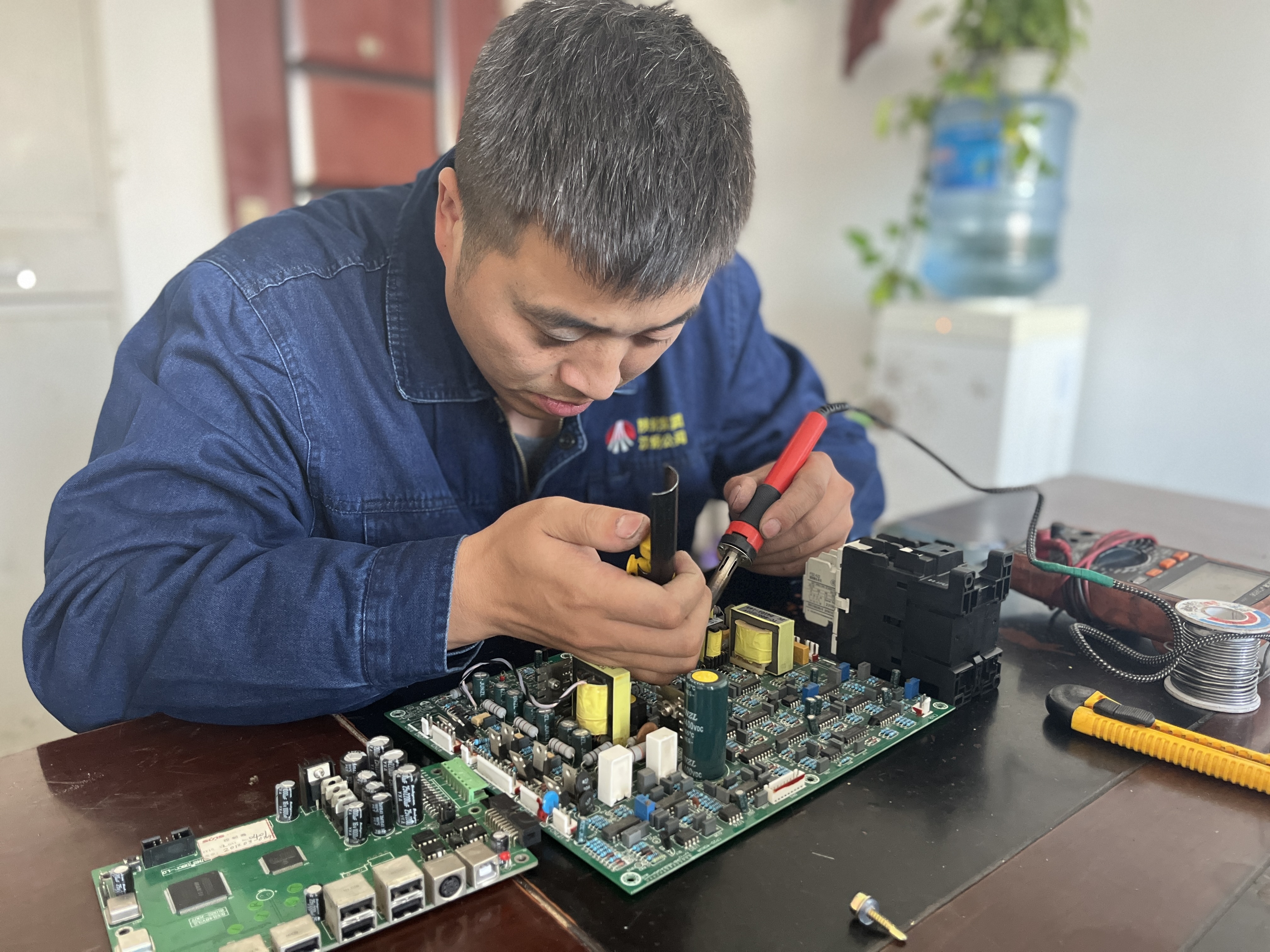 初冬时节，他们用奋斗描绘最美“色彩”