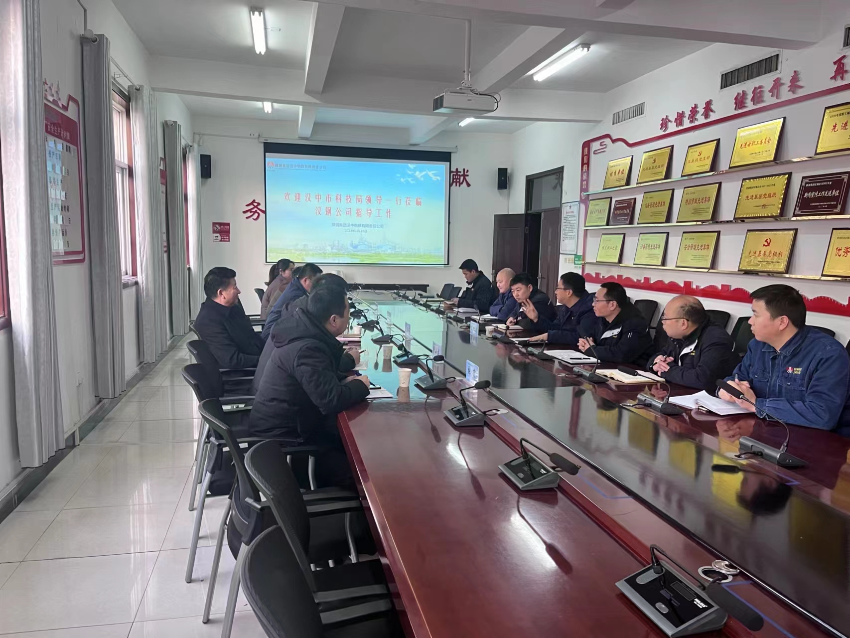 汉中市科技局副局长黄建华一行到汉钢公司调研科技工作