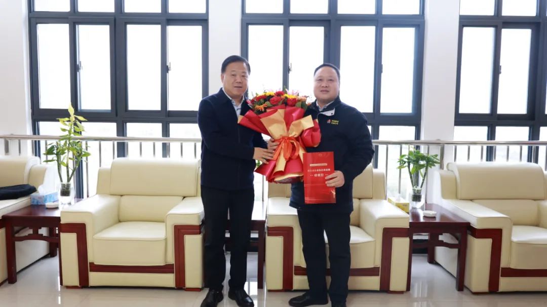 汉中市工信局党组书记、局长李建强到公司开展走访慰问活动 汉中市工信局党组书记、局长李建强到公司开展走访慰问活动