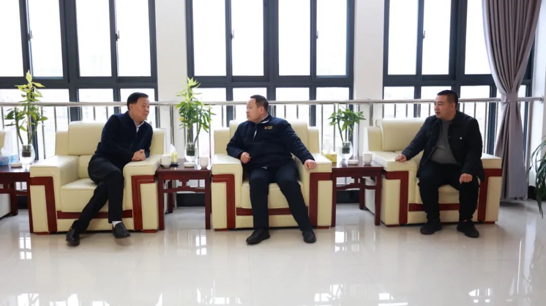 汉中市工信局党组书记、局长李建强到公司开展走访慰问活动 汉中市工信局党组书记、局长李建强到公司开展走访慰问活动