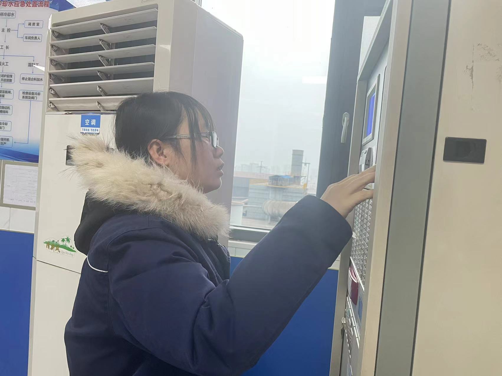 岗位上,腊梅花开香正浓 岗位上,腊梅花开香正浓