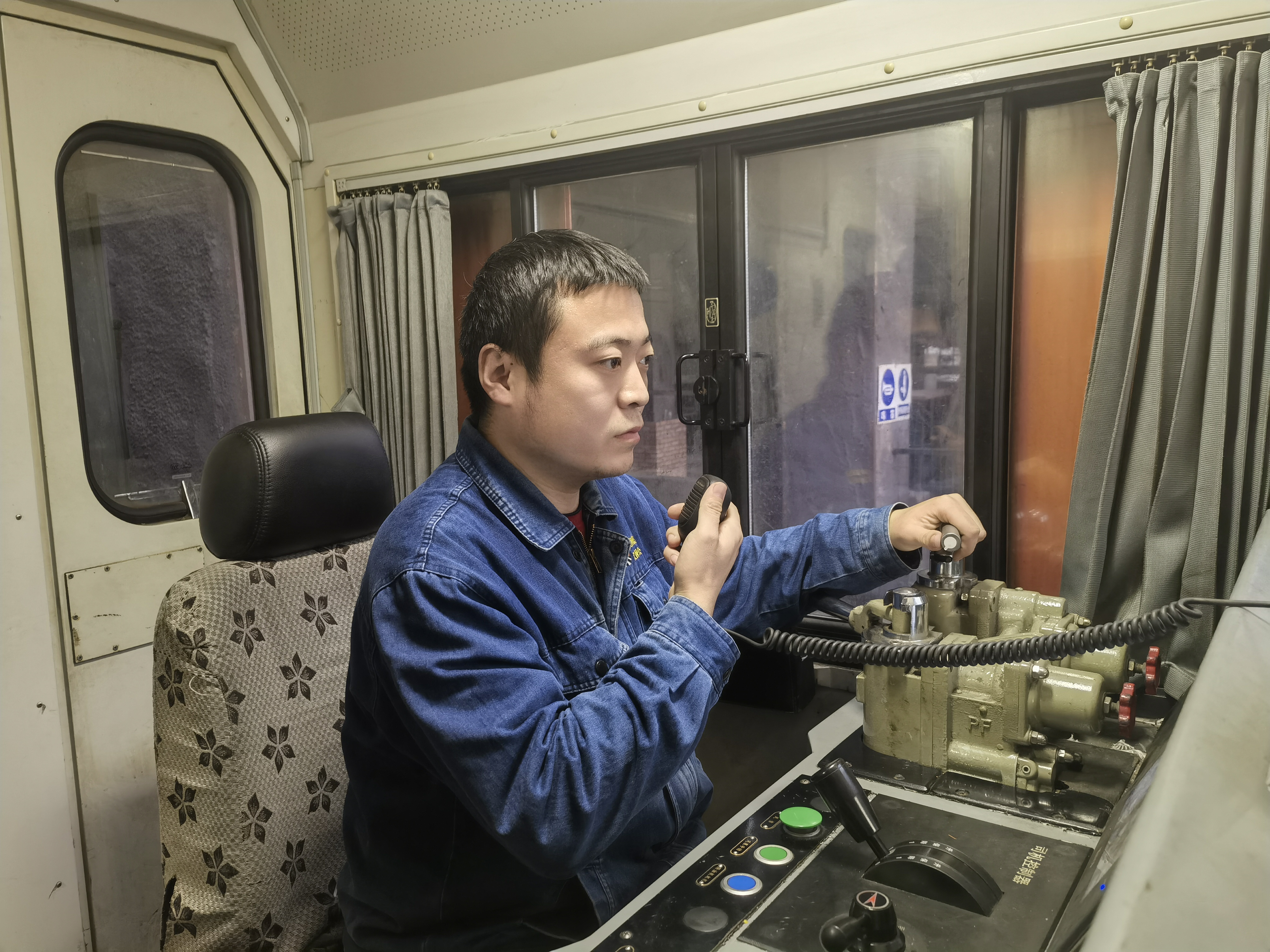 是他们,默默守护钢城的“万家灯火” 是他们,默默守护钢城的“万家灯火”