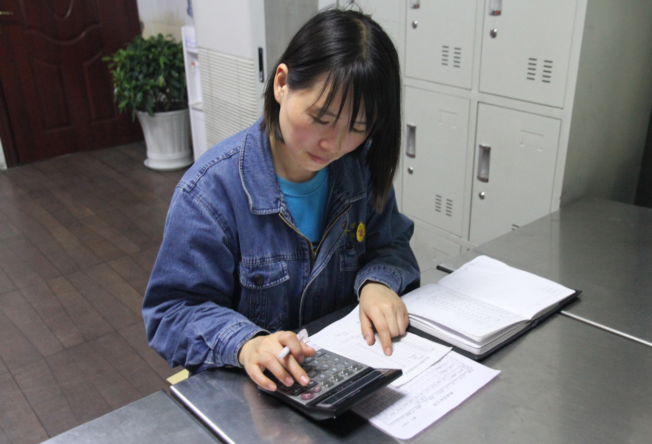 推钢室里绽放的“巾帼之花”