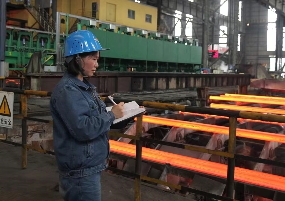 推钢室里绽放的“巾帼之花”