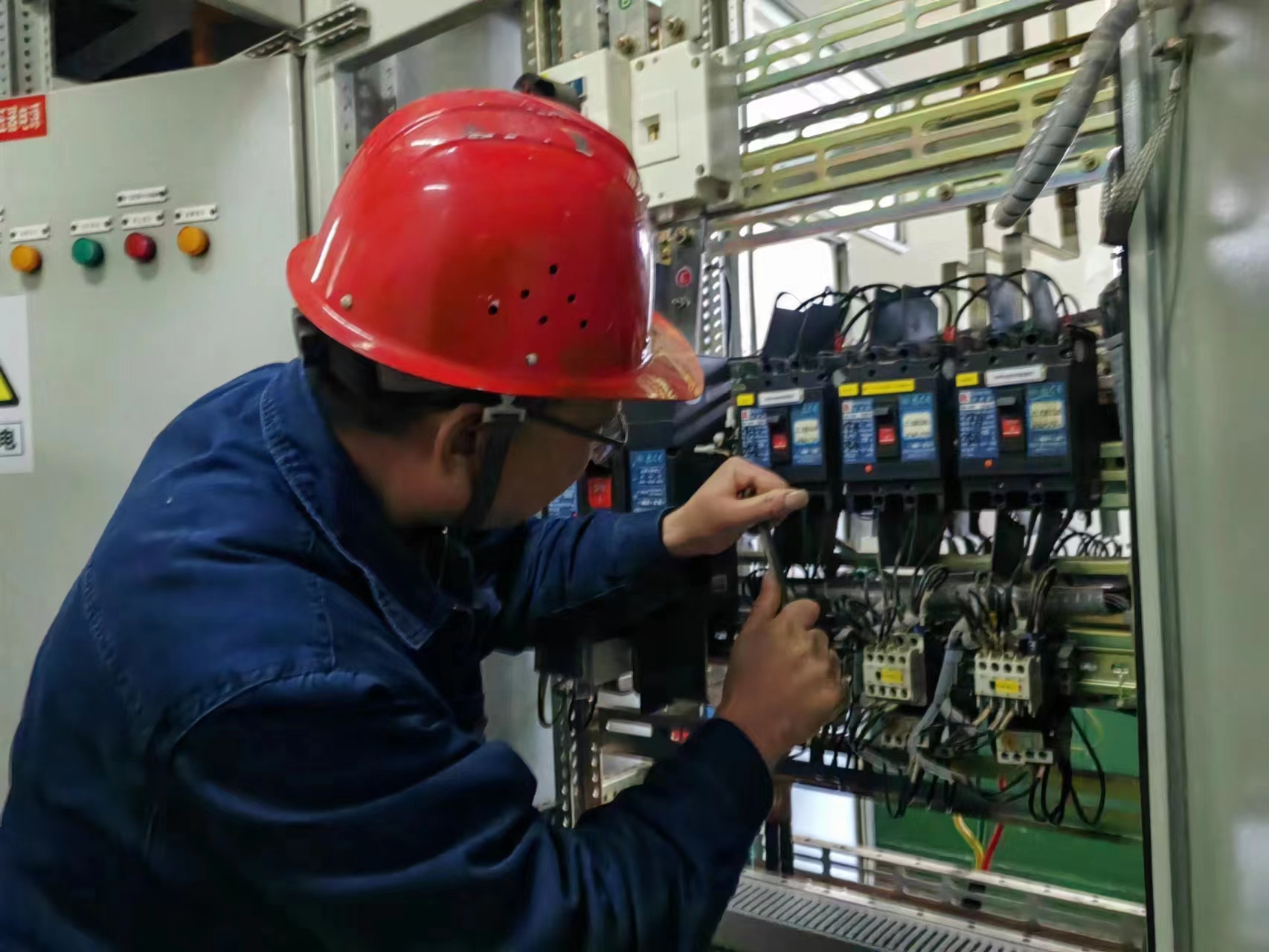 钢城一线检修忙，备足马力促春耕