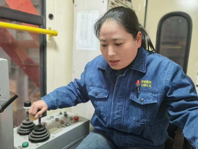 高空中绽放的“钢铁之花”——记中国冶金报社第四届“最美钢花”李娟莉 高空中绽放的“钢铁之花”——记中国冶金报社第四届“最美钢花”李娟莉