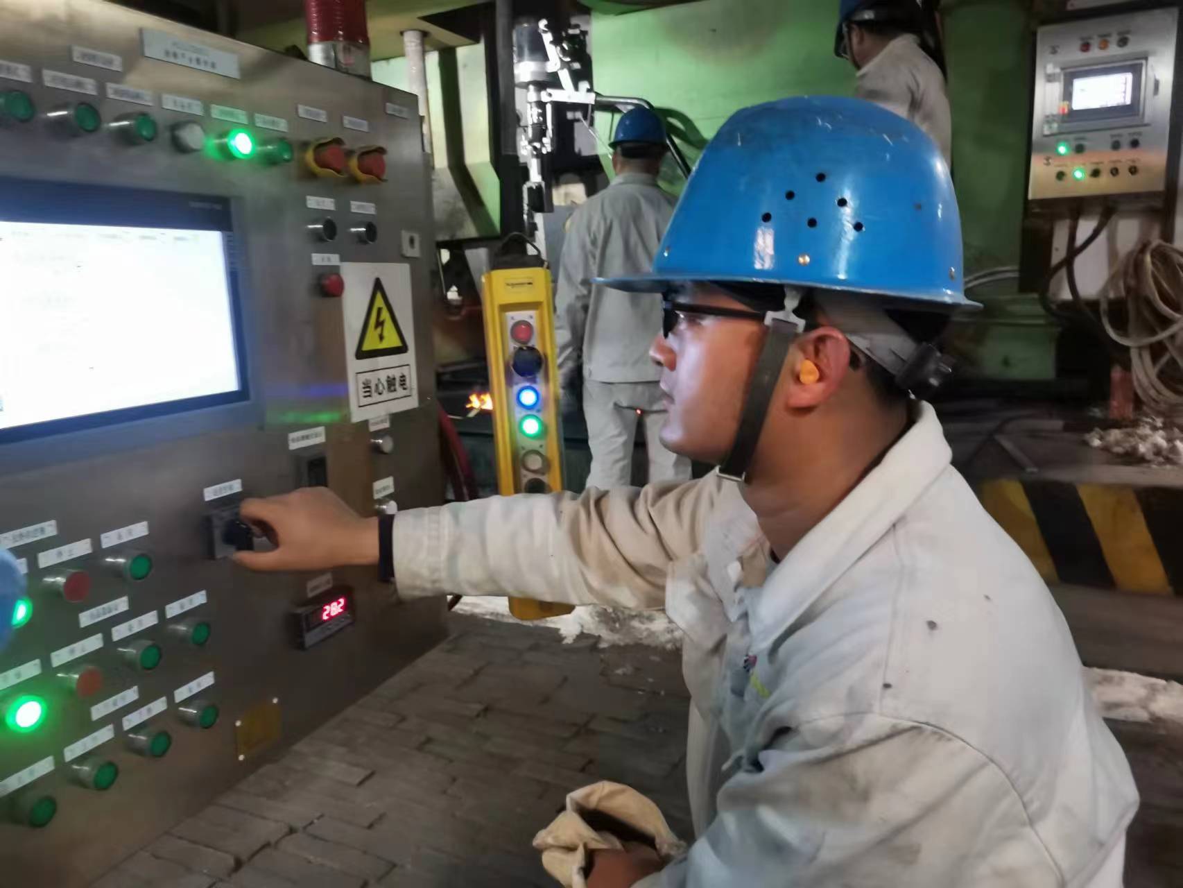 起好“廉”字头，筑牢“钢魂”阵地