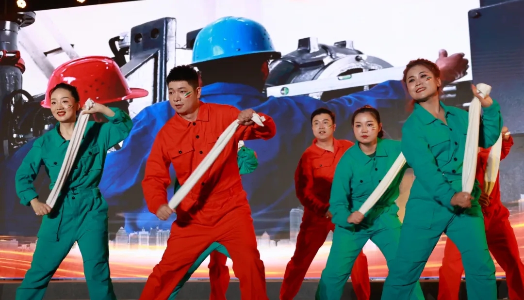 中国铁路文工团“走进企业”专场慰问演出在县体育场举行 周永平代表驻地企业发言 中国铁路文工团“走进企业”专场慰问演出在县体育场举行 周永平代表驻地企业发言