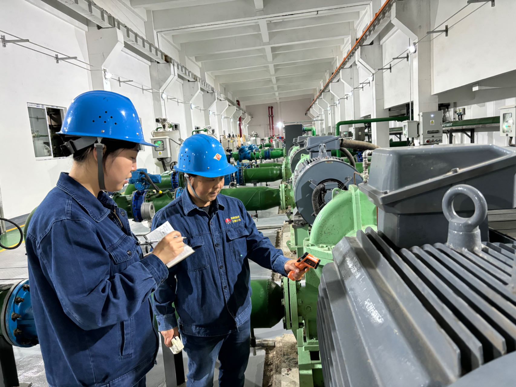 热辣滚烫的轧钢“娘子军”“飒”出圈！