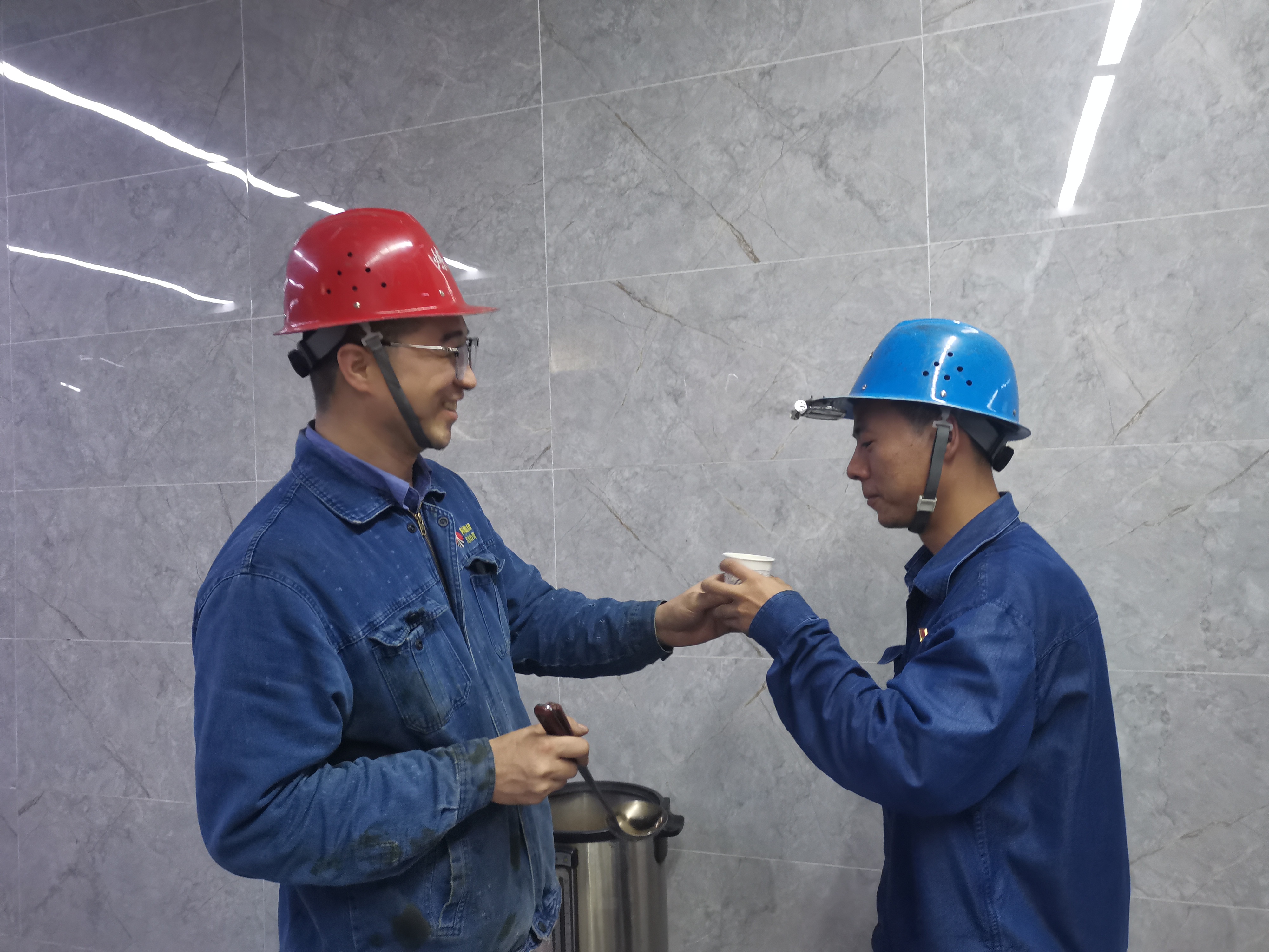 念好防暑降温“三字经”，稳过夏日“炙热关”