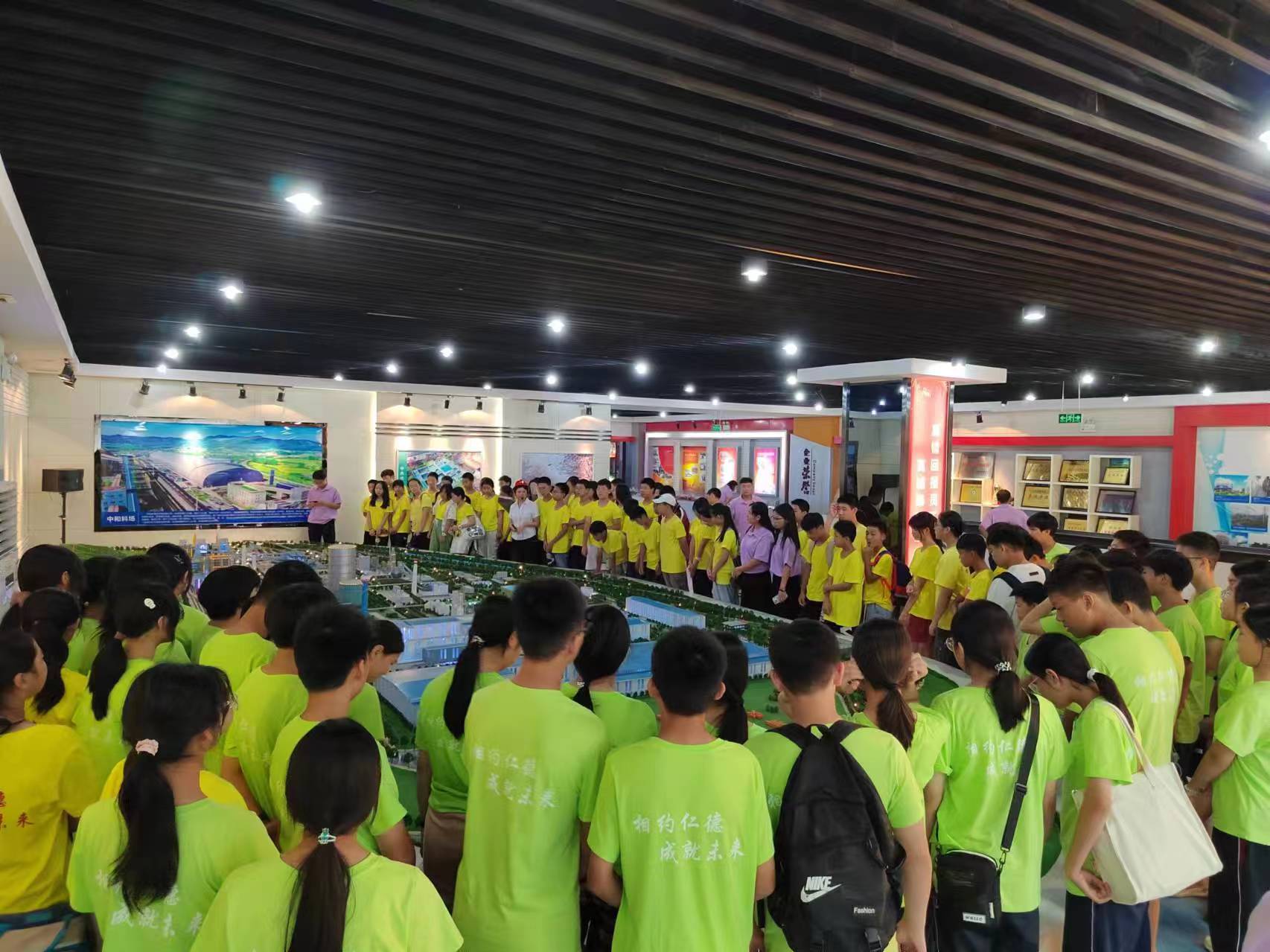 汉中仁德学校600余名学生到公司研学