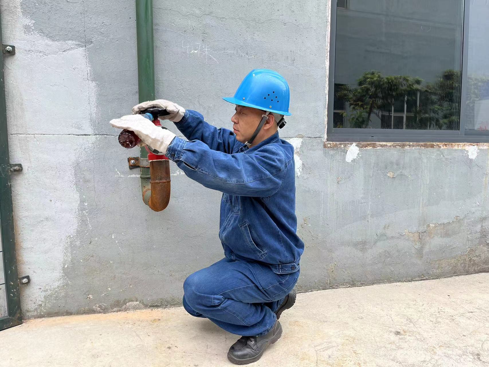 不惧“烤”验!他们用汗水诠释担当 → 不惧“烤”验!他们用汗水诠释担当 →