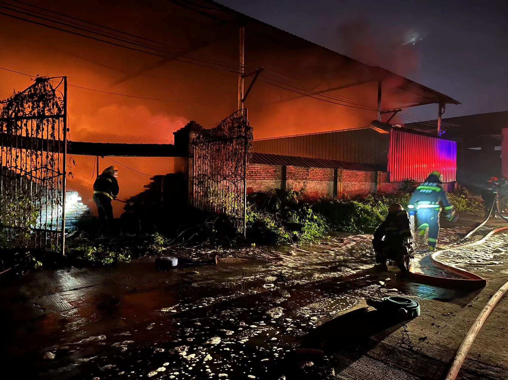 接警疾动 企地联动处置火灾事故