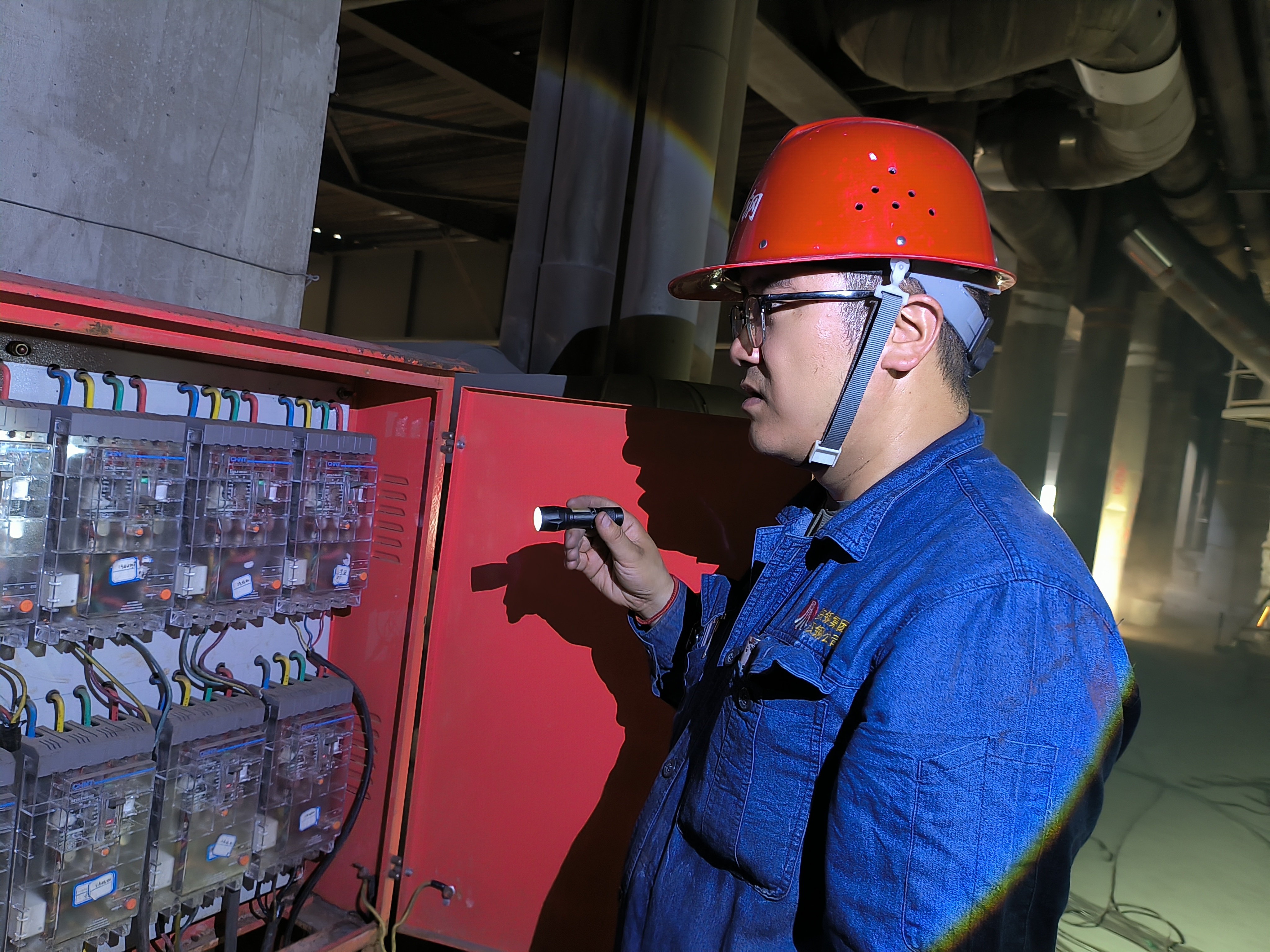 检修战场上的“匠心守护者” 检修战场上的“匠心守护者”