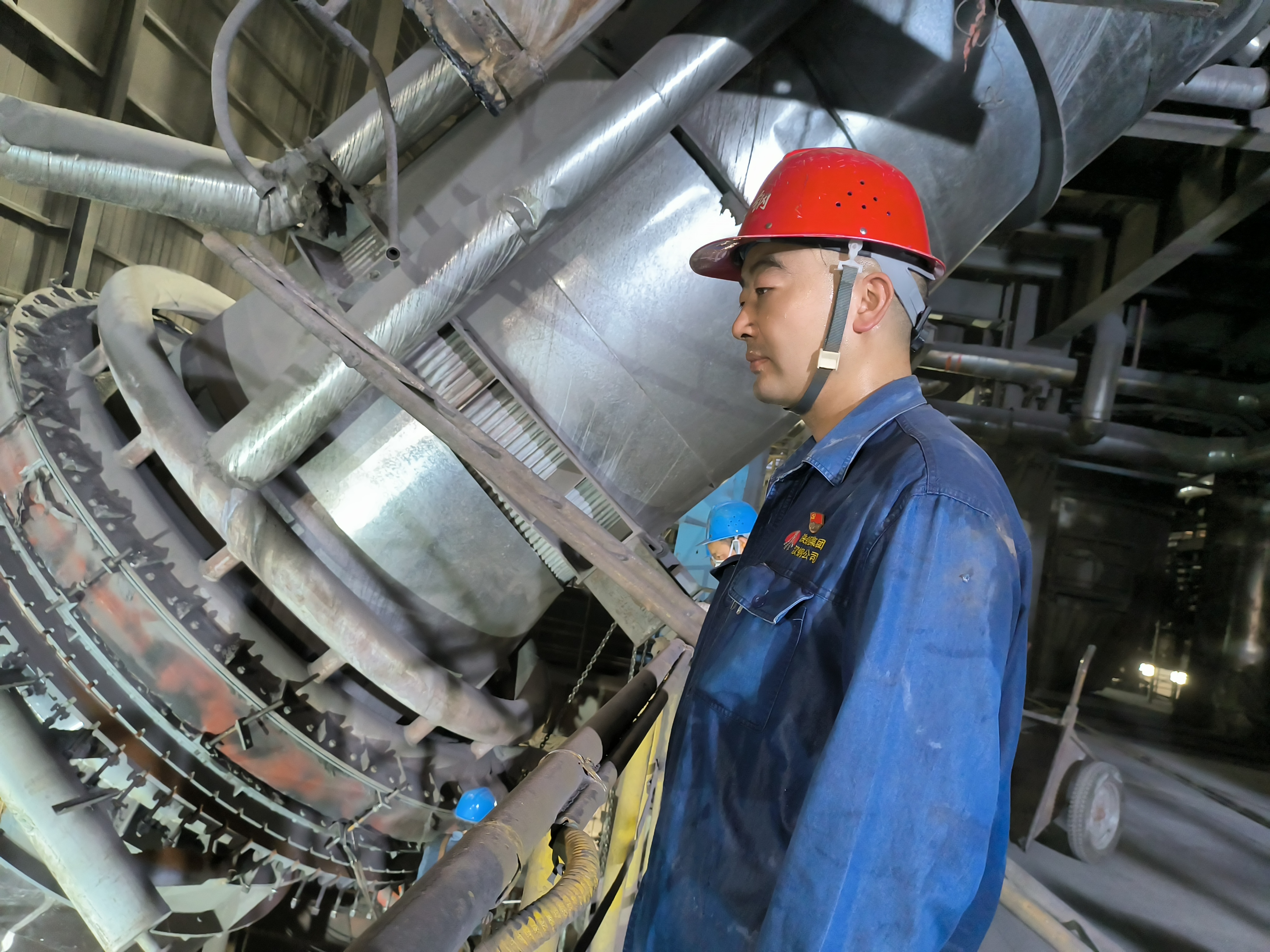 检修战场上的“匠心守护者” 检修战场上的“匠心守护者”