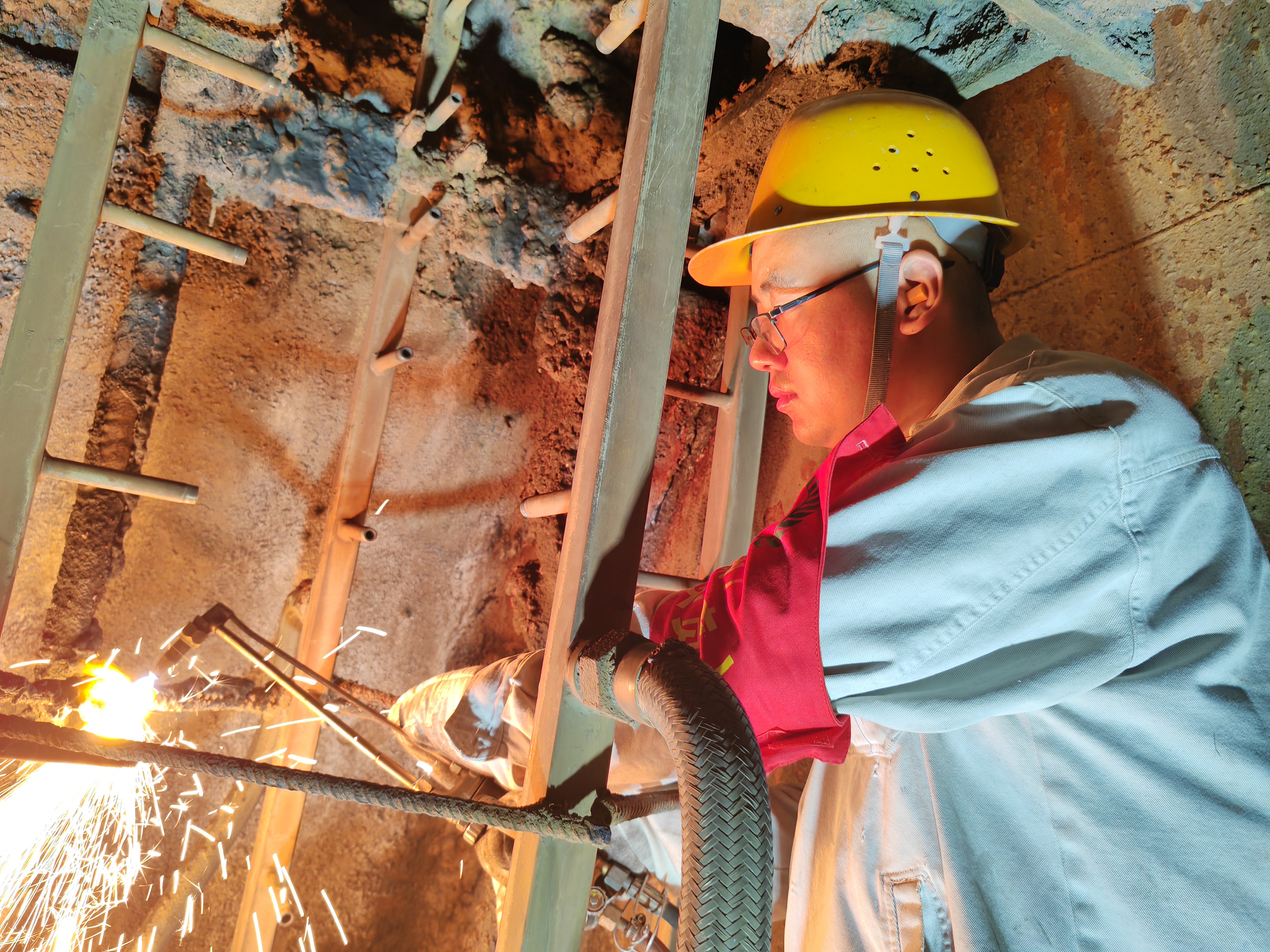 看!检修一线的“最美身影” 看!检修一线的“最美身影”