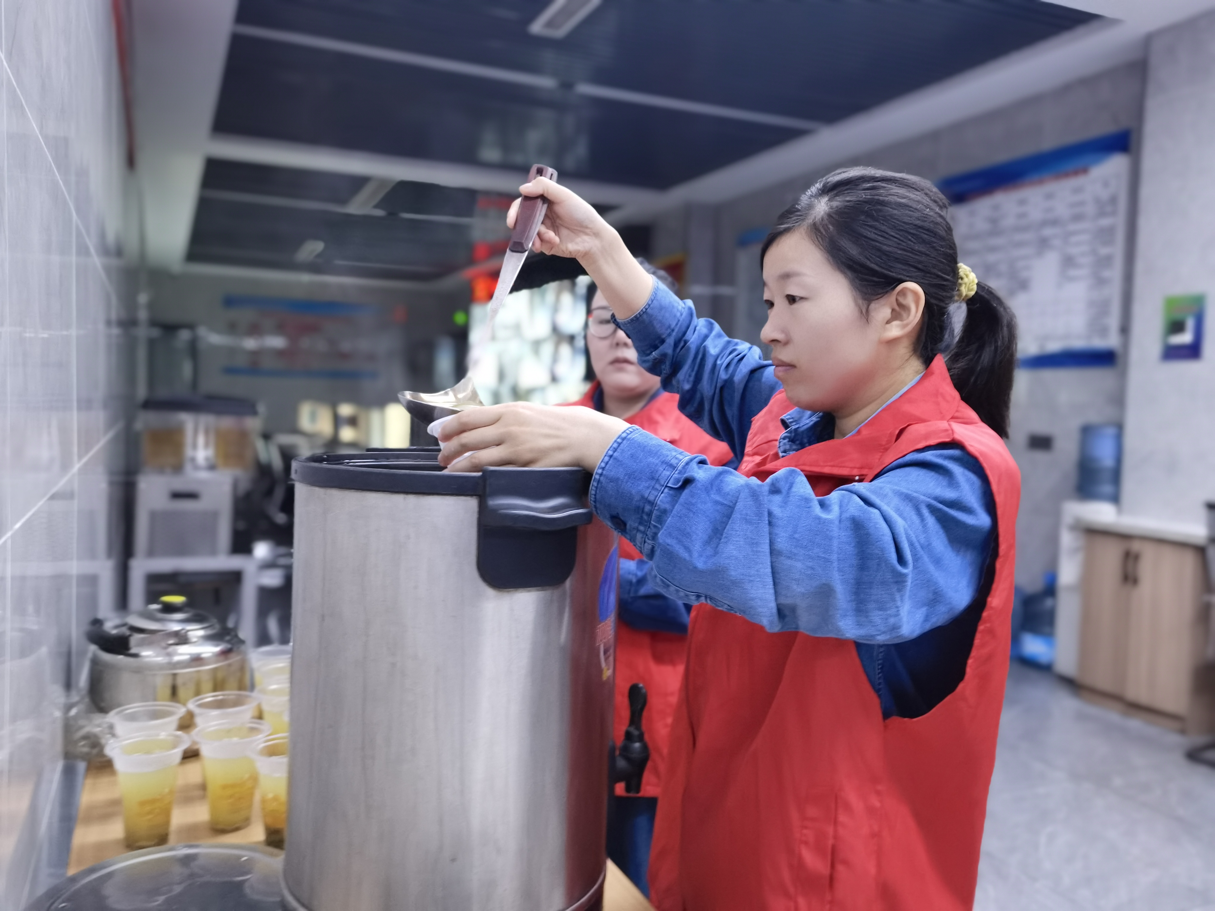 不畏高温战检修 “热辣滚烫”别样红 不畏高温战检修 “热辣滚烫”别样红