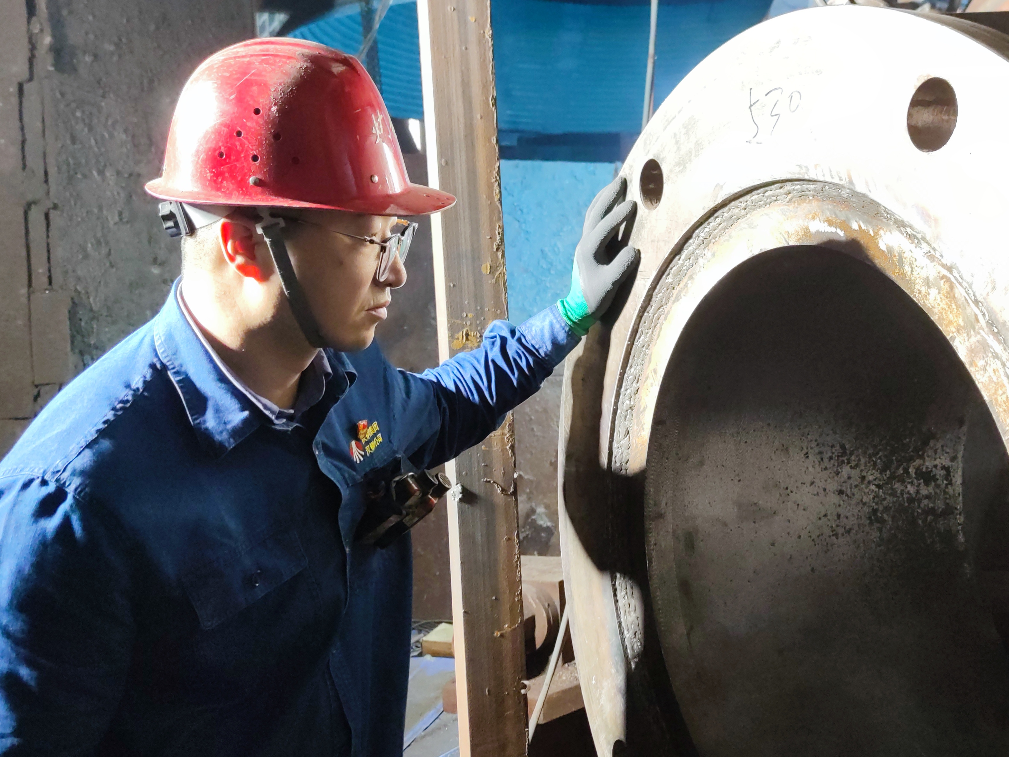 不畏高温战检修 “热辣滚烫”别样红 不畏高温战检修 “热辣滚烫”别样红