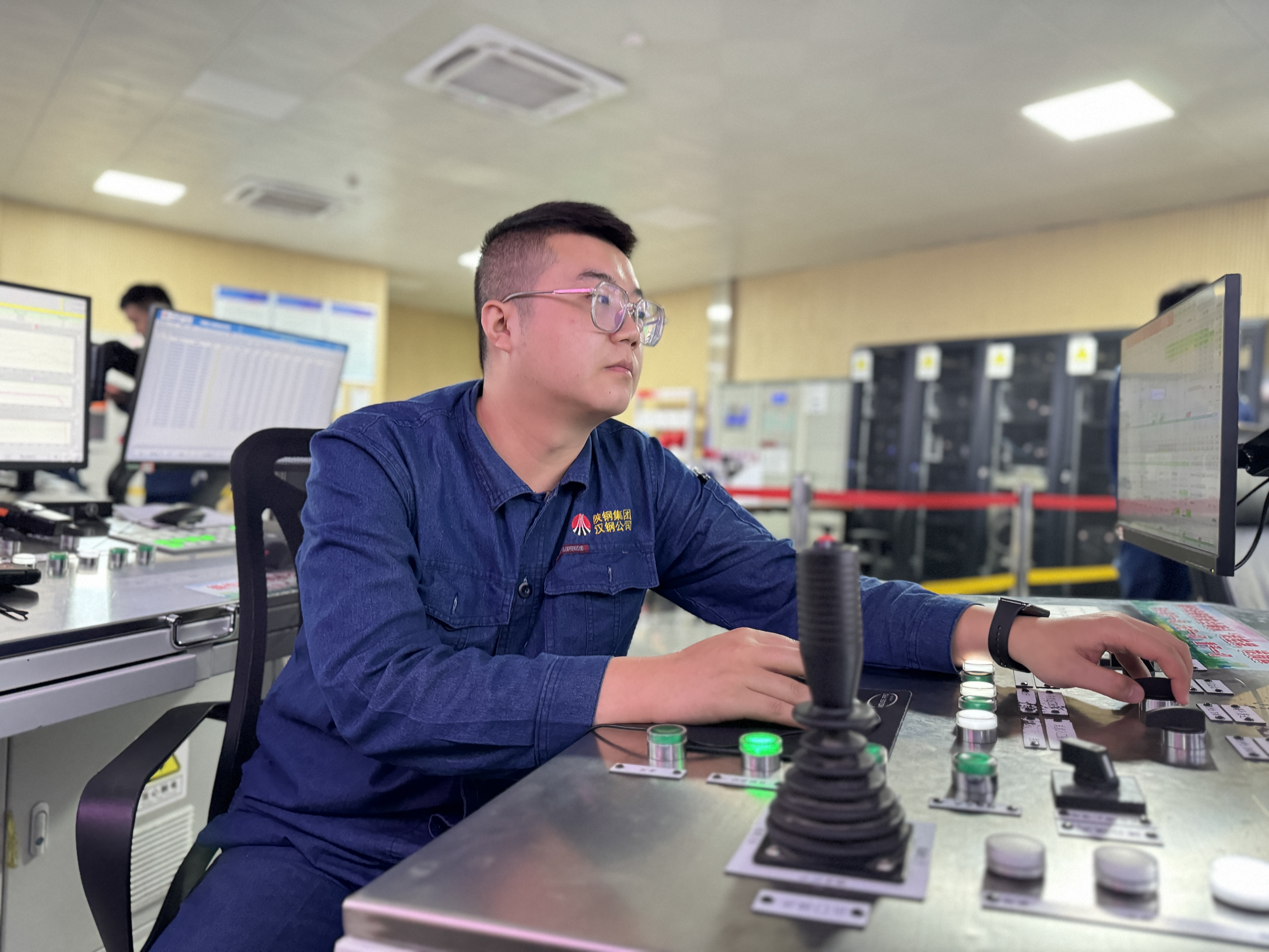 坚守的他们  用奉献展现青春担当