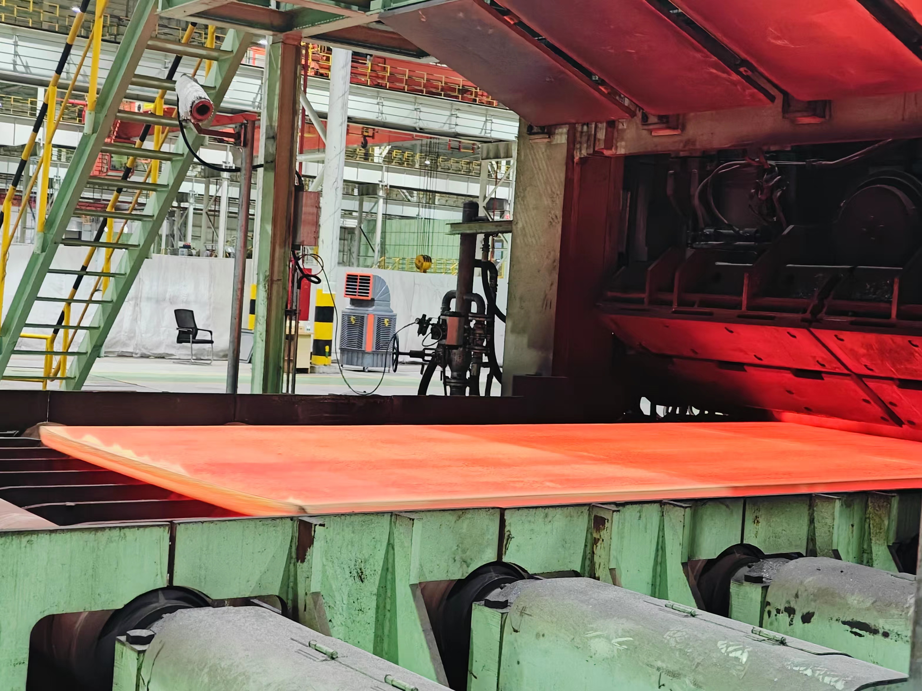 陕钢集团汉钢公司8mm钛板首轮轧制一次成功