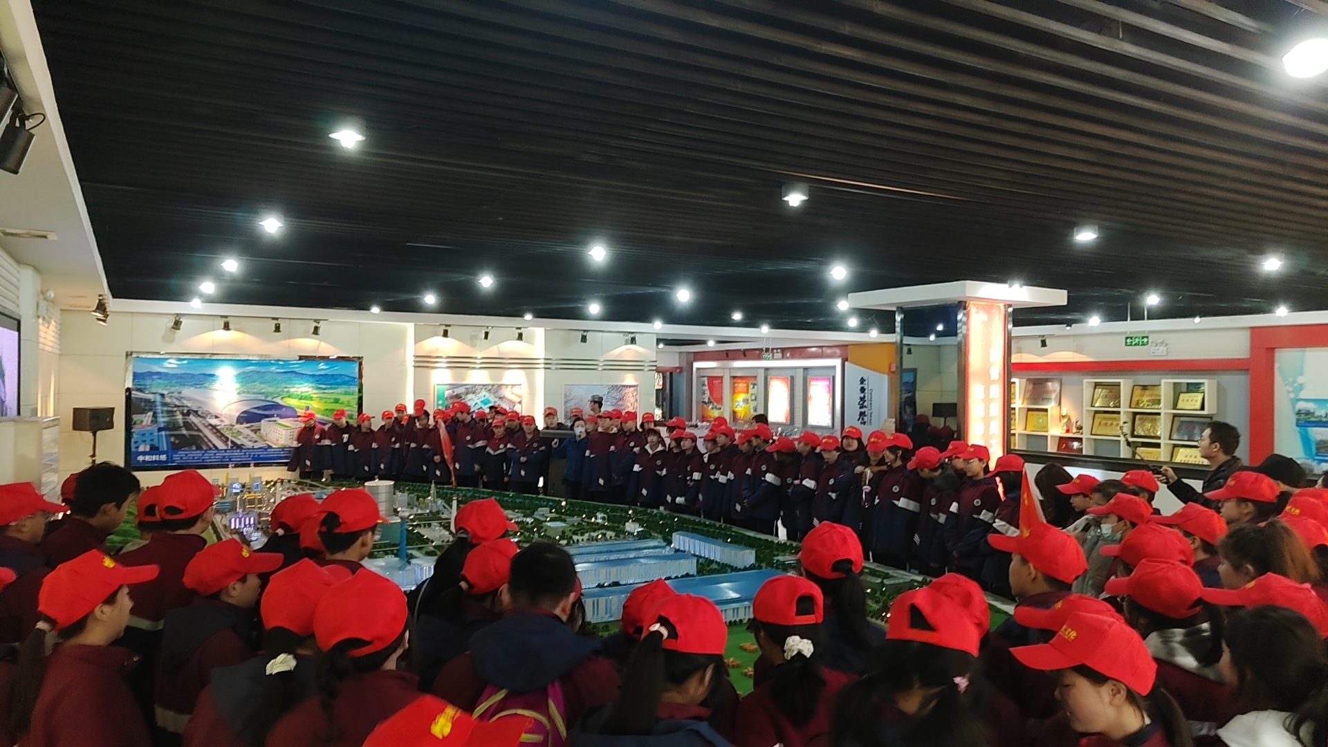 汉中第四中学千余名学生到公司研学 汉中第四中学千余名学生到公司研学