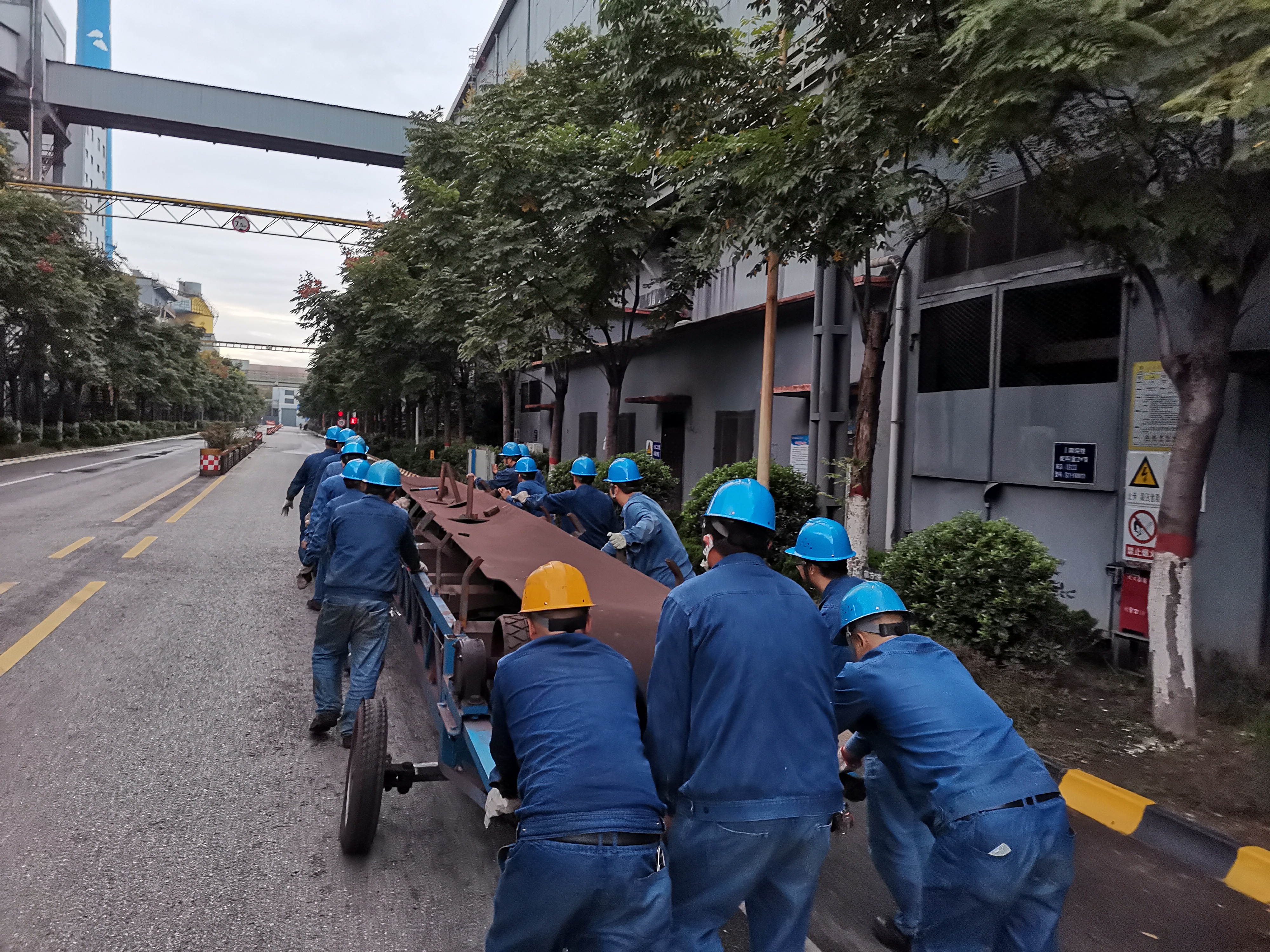 冬日汉钢劲，火热情怀浓