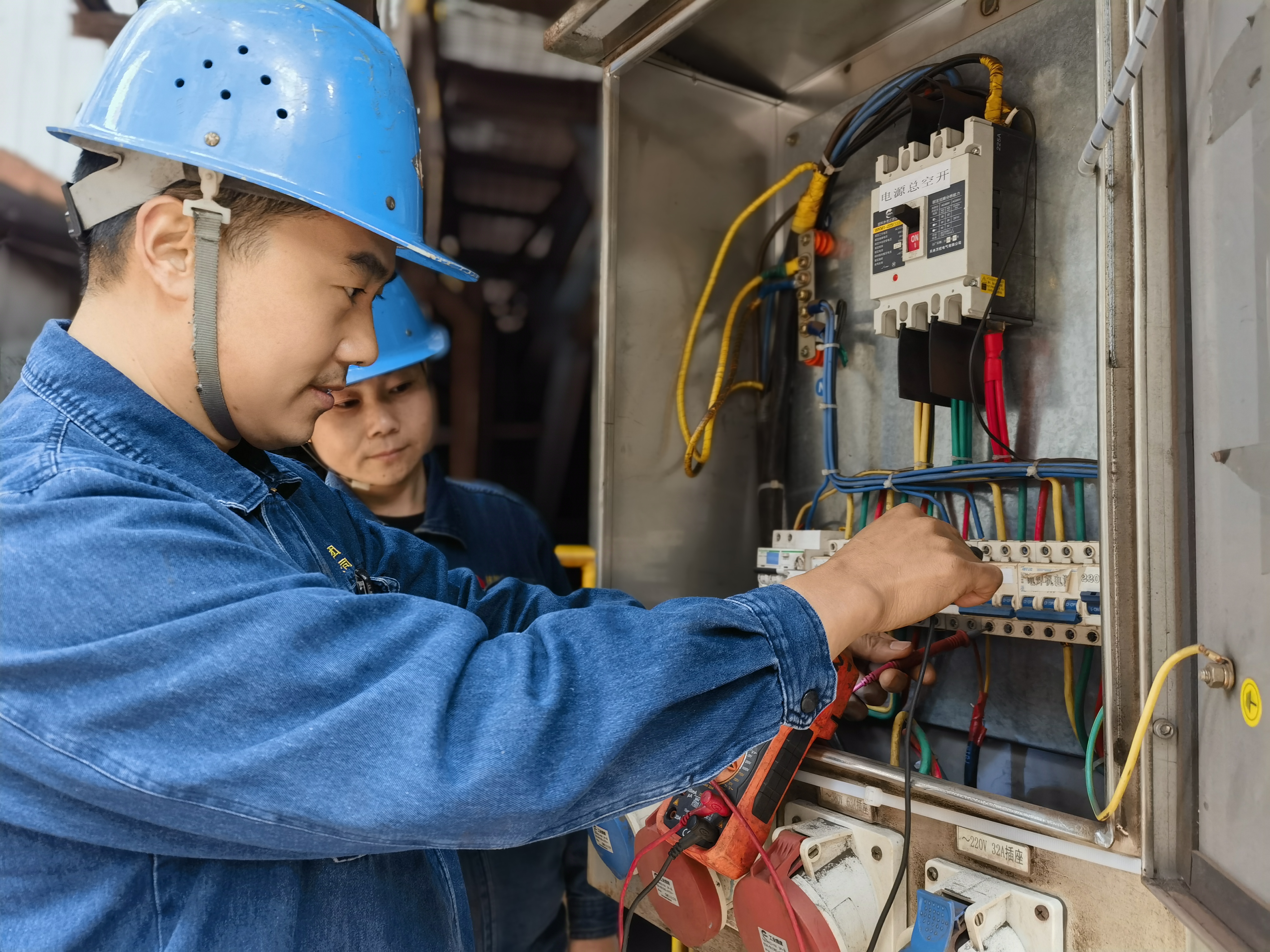 “党建红”赋能，打通设备检修服务“最后一公里”