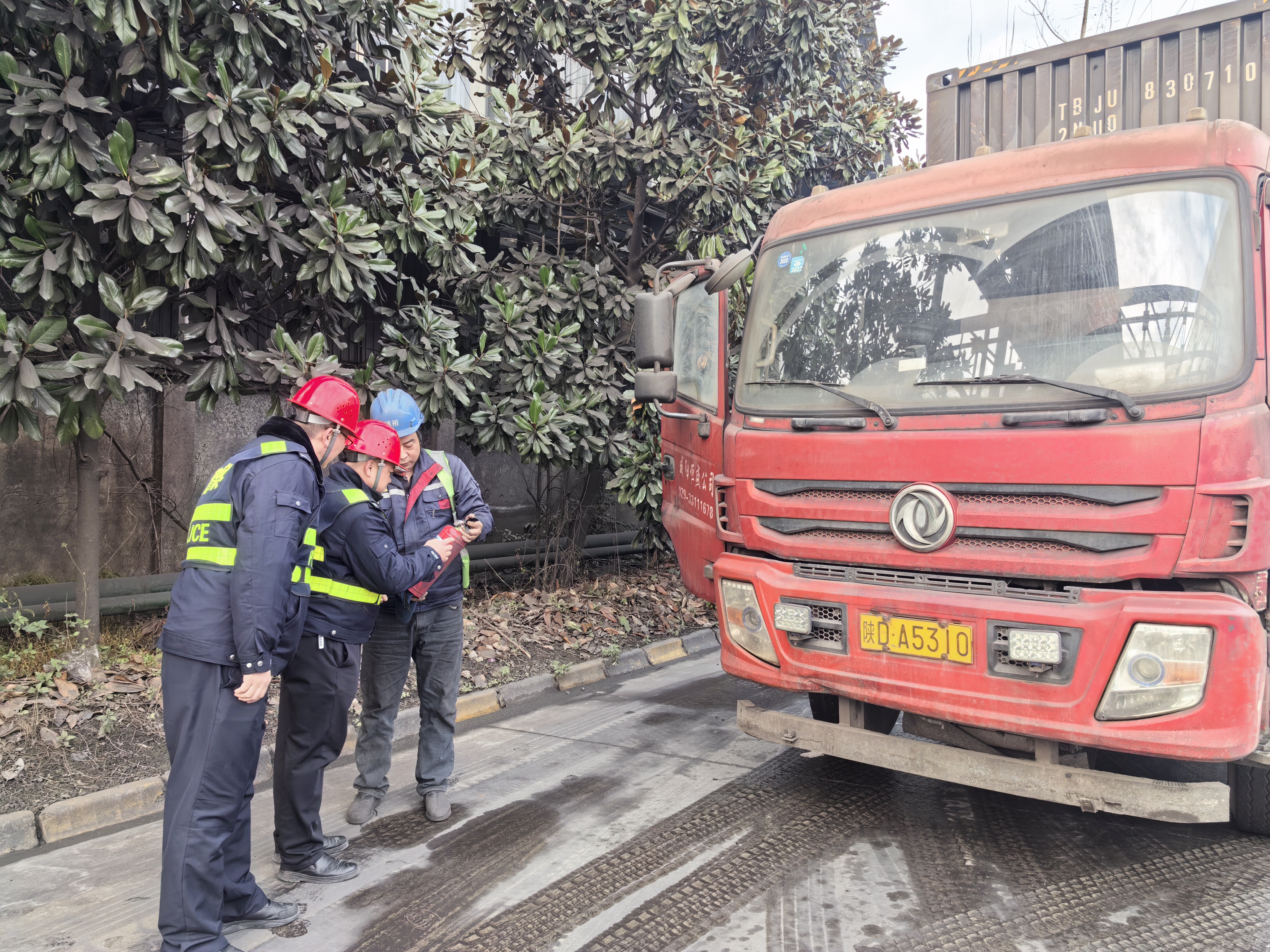 “三点并进”全力打好年末交通安全收官之战