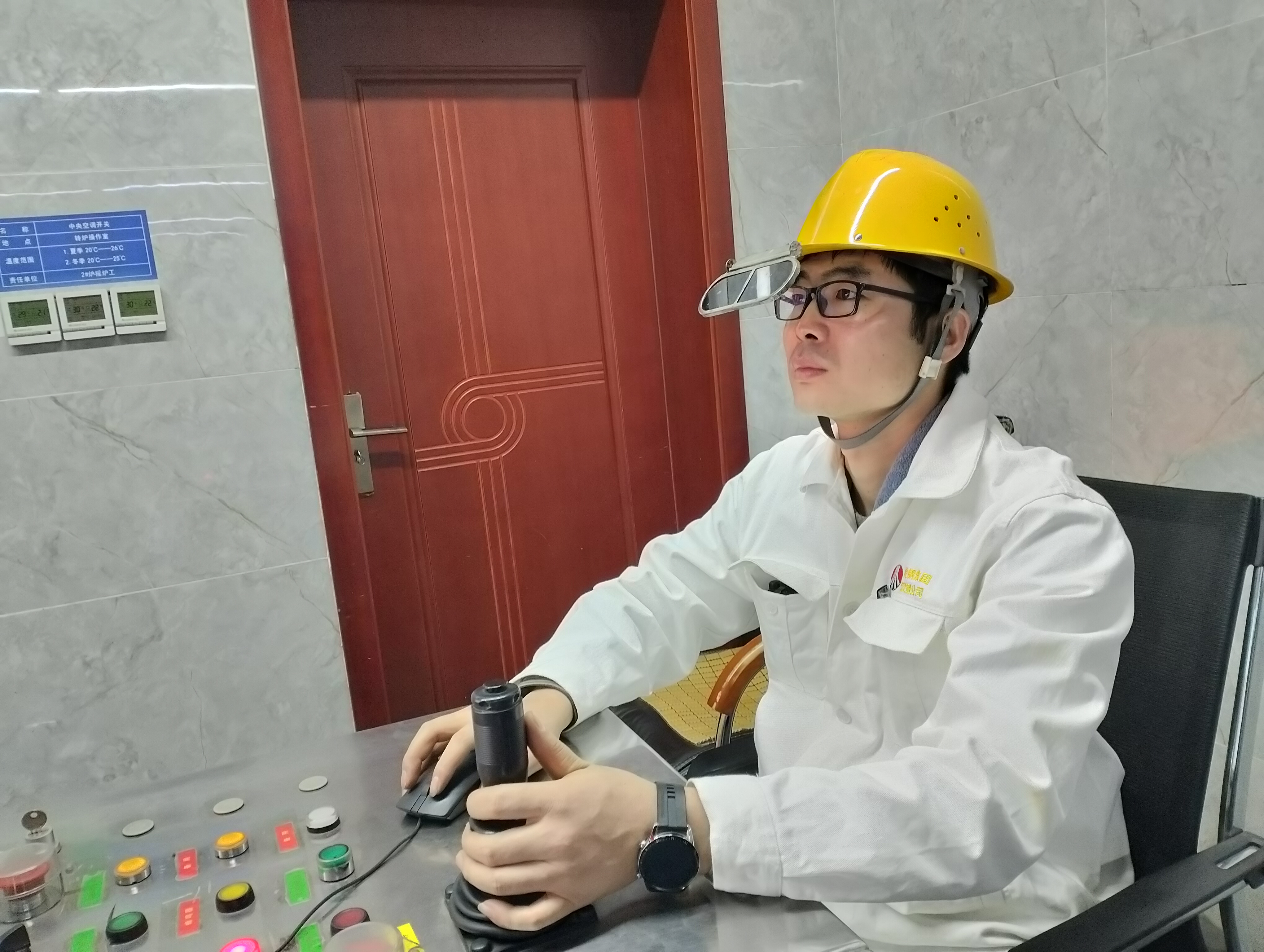 无言的坚守 无言的坚守