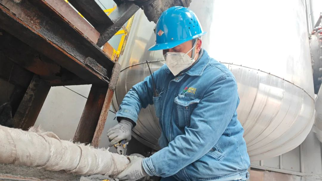 “数智赋能”按钮,按下“设备革新”键 “数智赋能”按钮,按下“设备革新”键