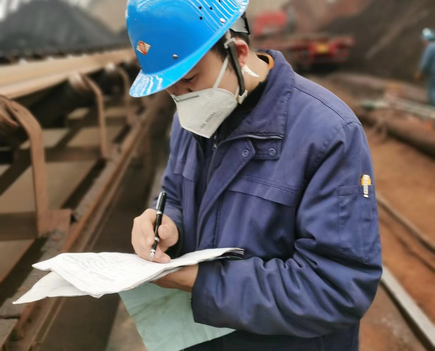 “数智赋能”按钮,按下“设备革新”键 “数智赋能”按钮,按下“设备革新”键