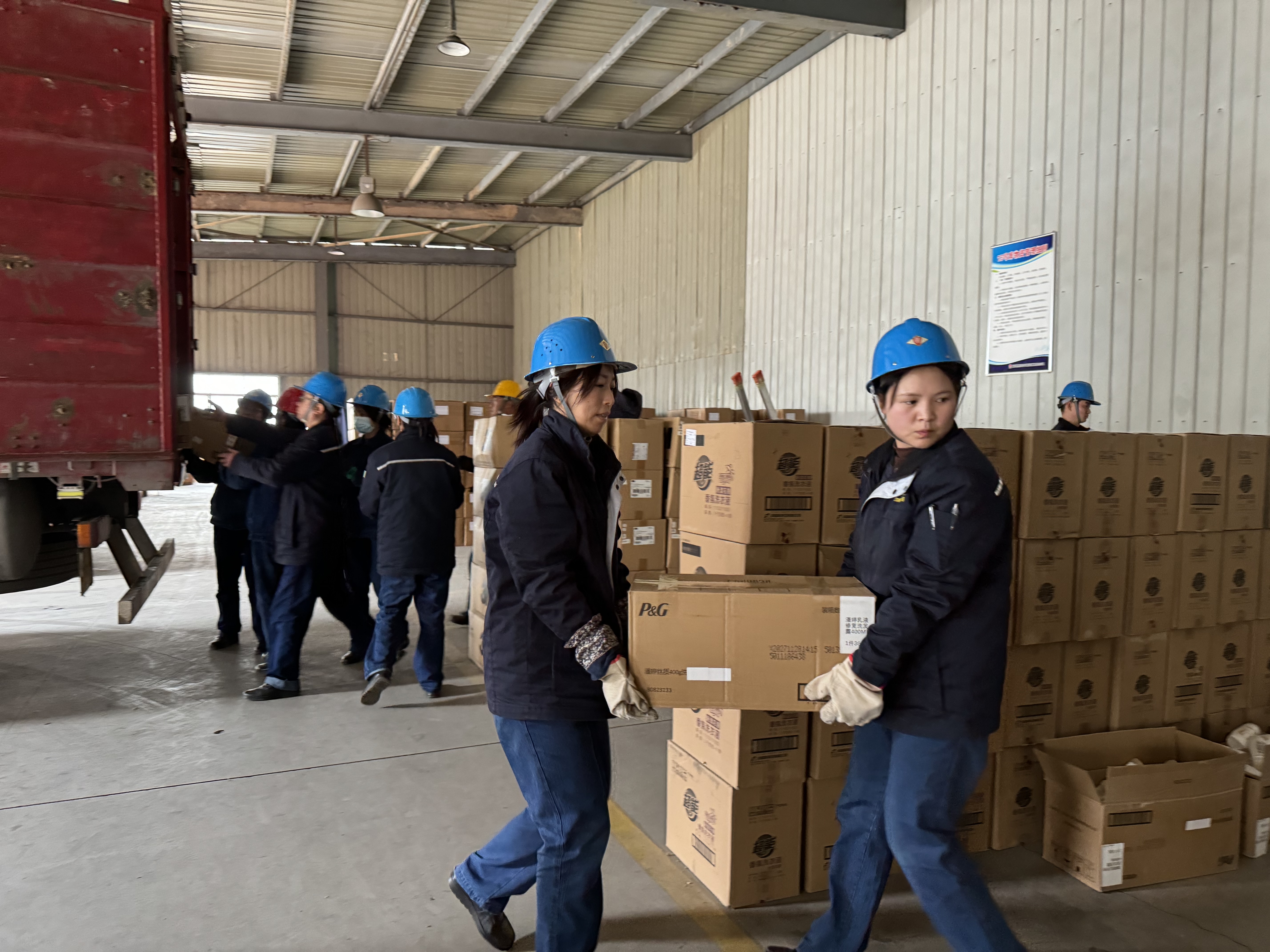 库房里的“巾帼六角战士” 库房里的“巾帼六角战士”