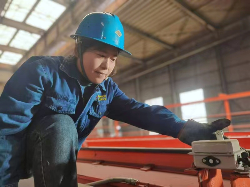 天车上的“木兰将军” 天车上的“木兰将军”