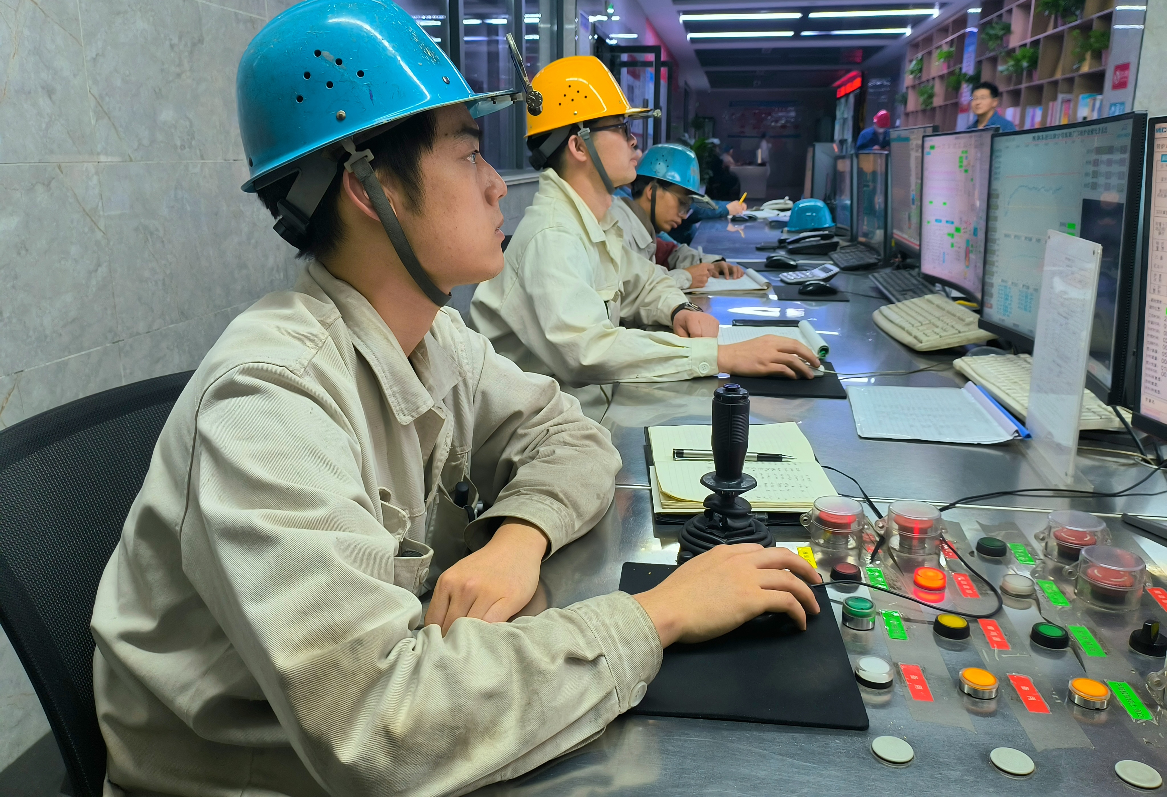 向新而生 看炼钢人的奋进“速描” 向新而生 看炼钢人的奋进“速描”