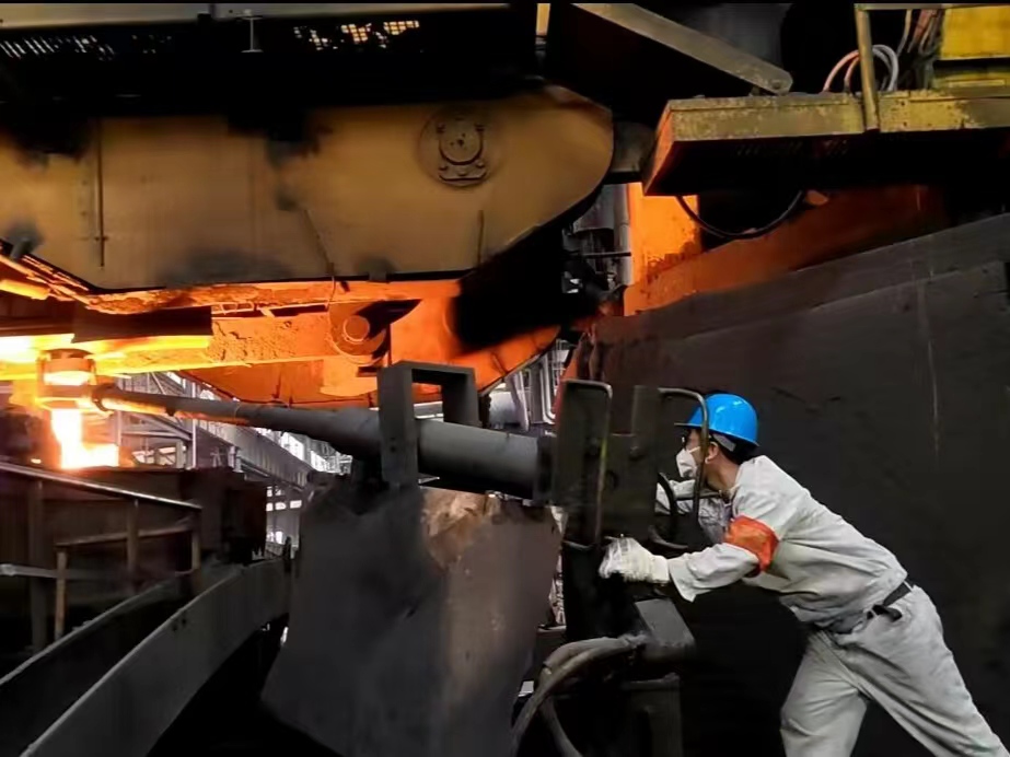 向新而生 看炼钢人的奋进“速描” 向新而生 看炼钢人的奋进“速描”