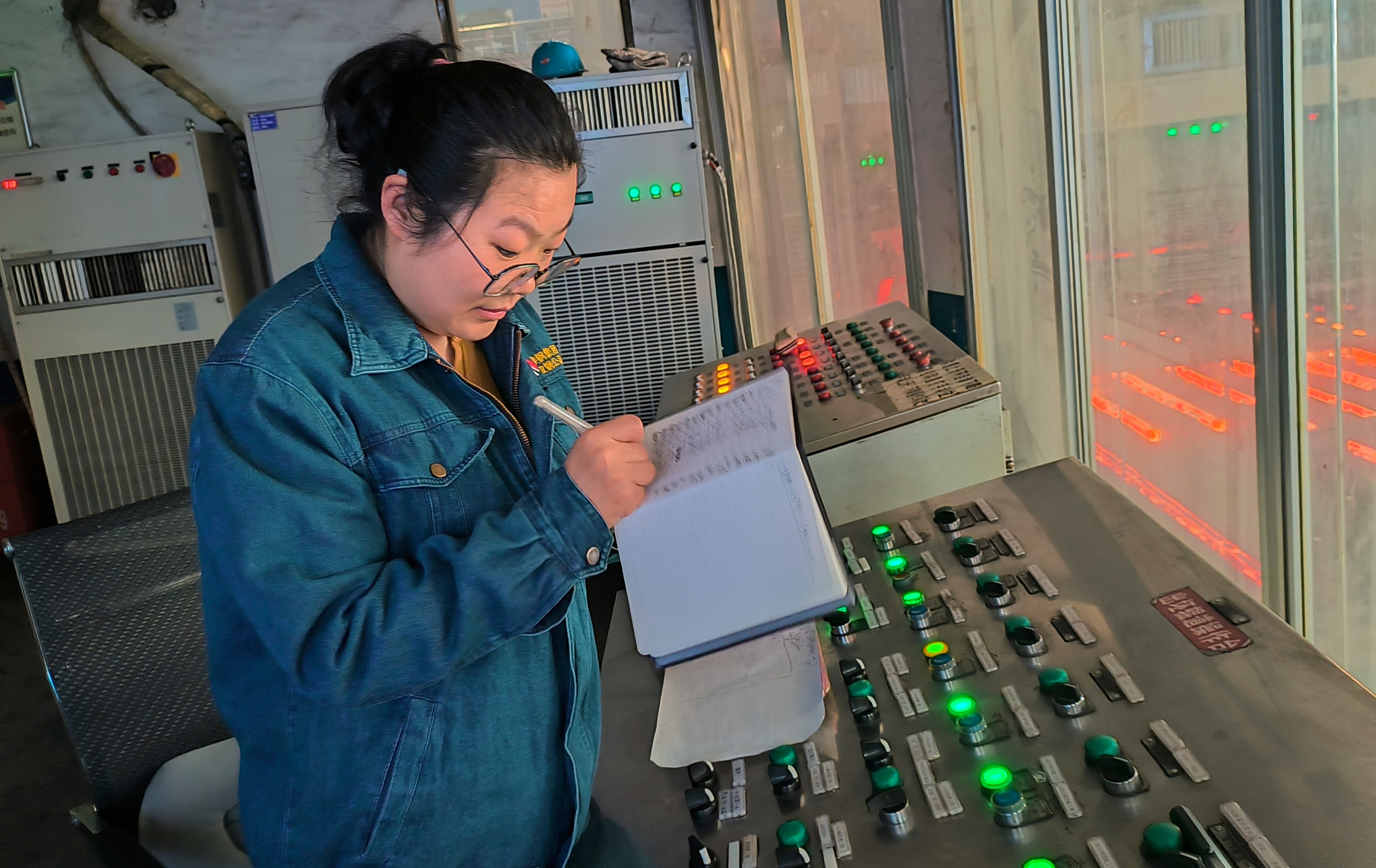 向新而生 看炼钢人的奋进“速描” 向新而生 看炼钢人的奋进“速描”