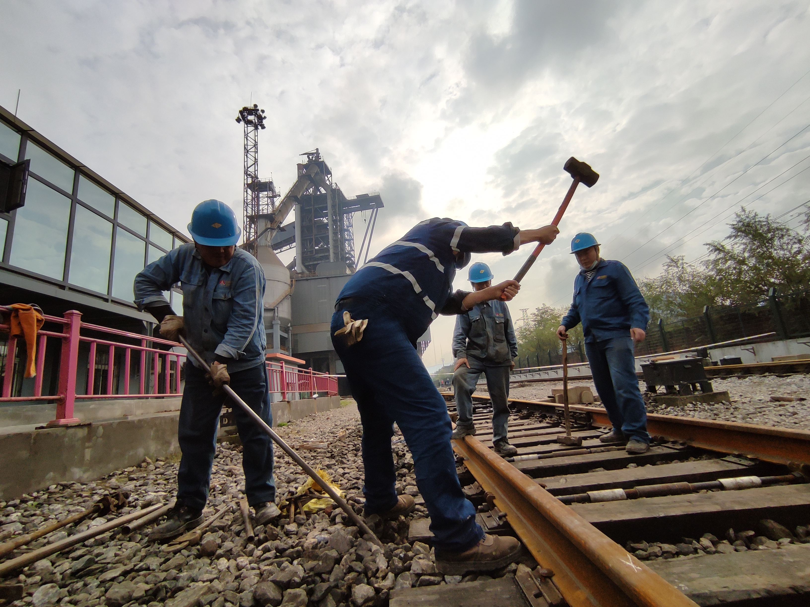 钢轨淬炼里的五一赞歌 钢轨淬炼里的五一赞歌