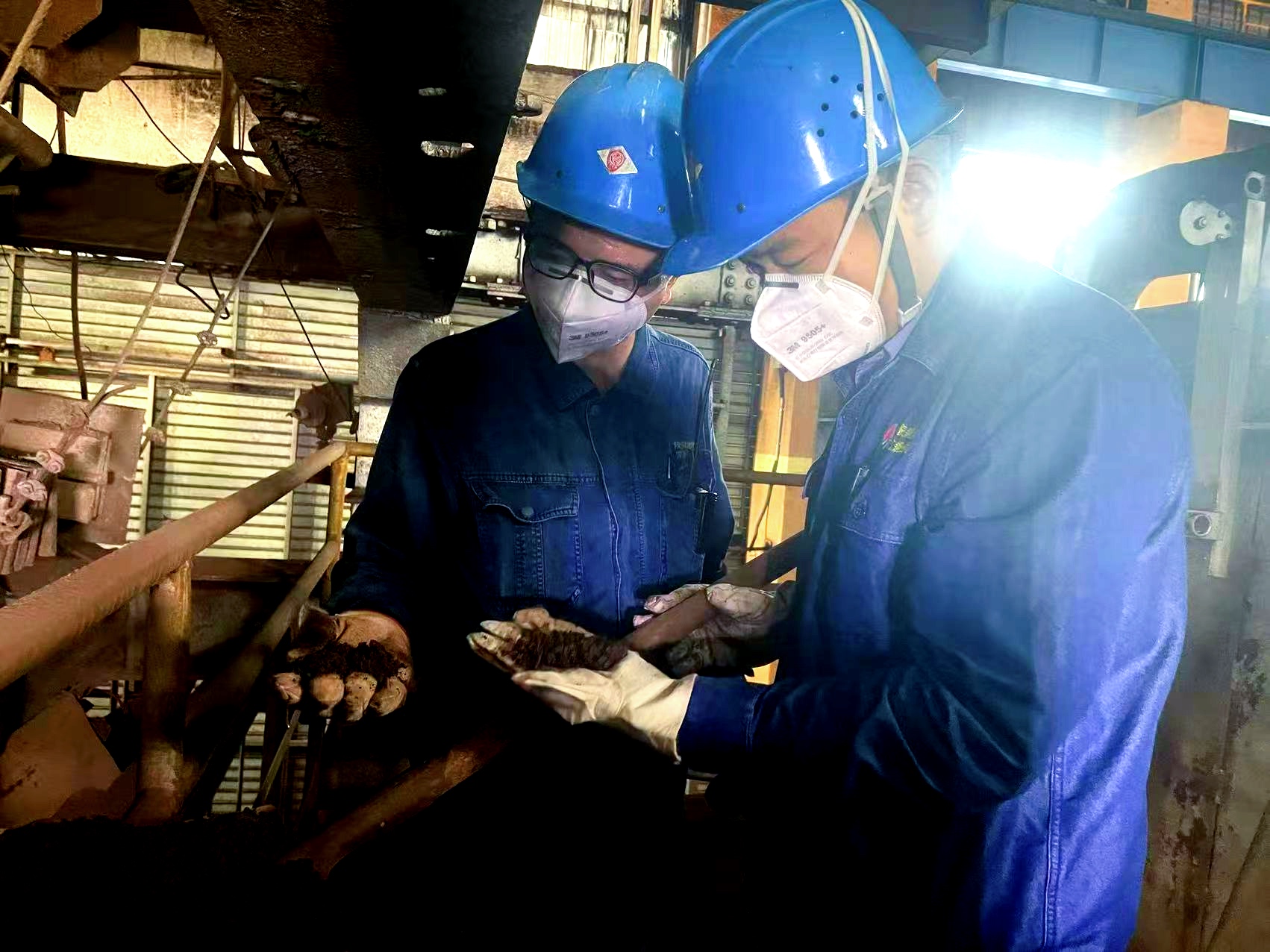 这个五一,在滚烫炉火旁“燃”起坚守 这个五一,在滚烫炉火旁“燃”起坚守