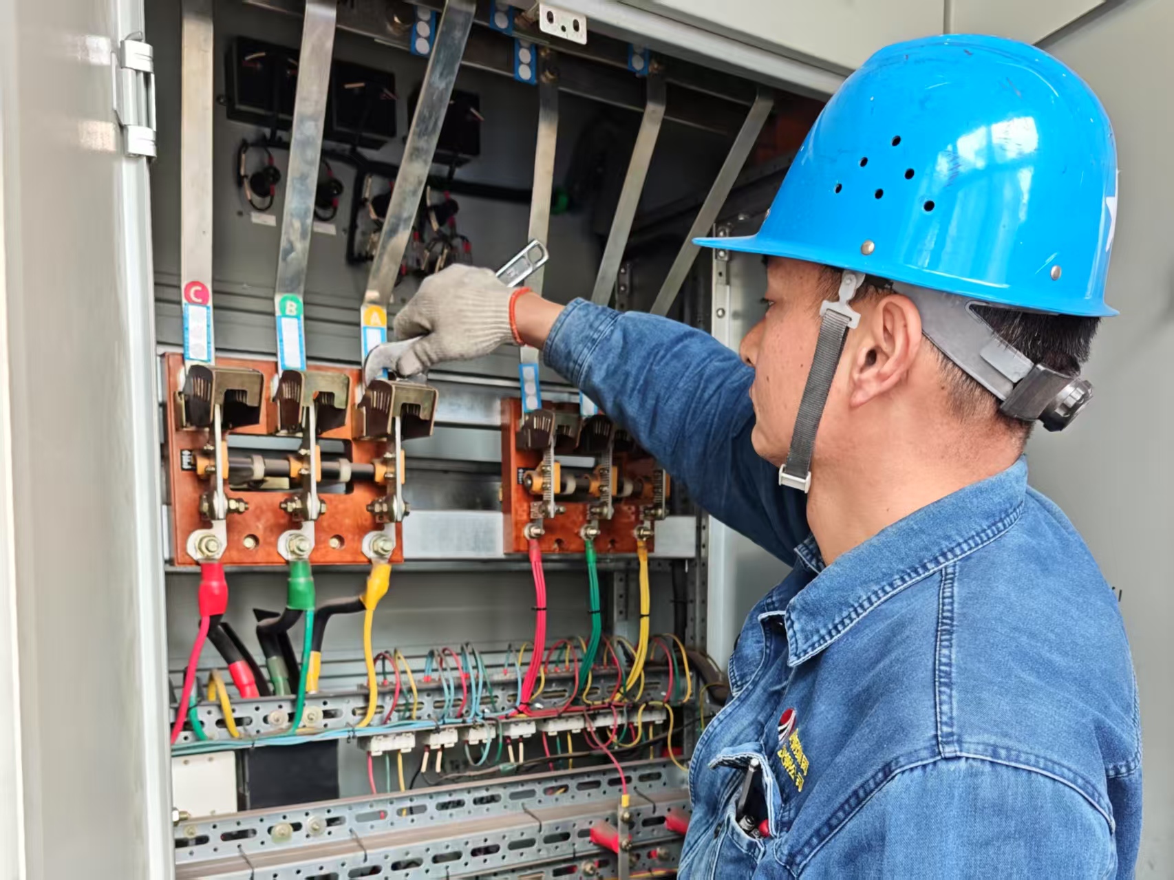 用行动书写钢铁梦想 用行动书写钢铁梦想