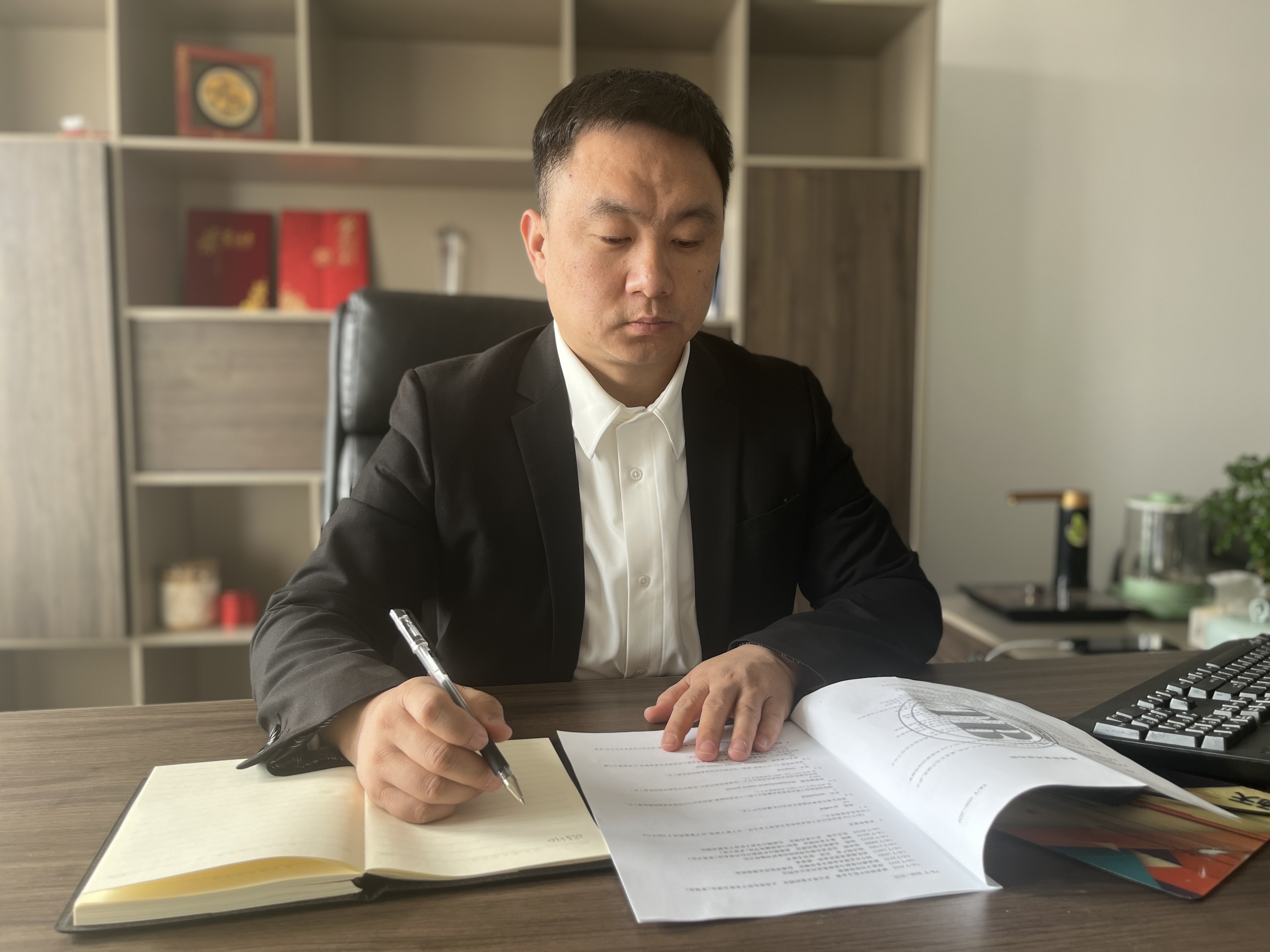 钢铁营销路上的逐光者 ---记汉钢公司2023—2024年度劳动模范许小龙 钢铁营销路上的逐光者 ---记汉钢公司2023—2024年度劳动模范许小龙