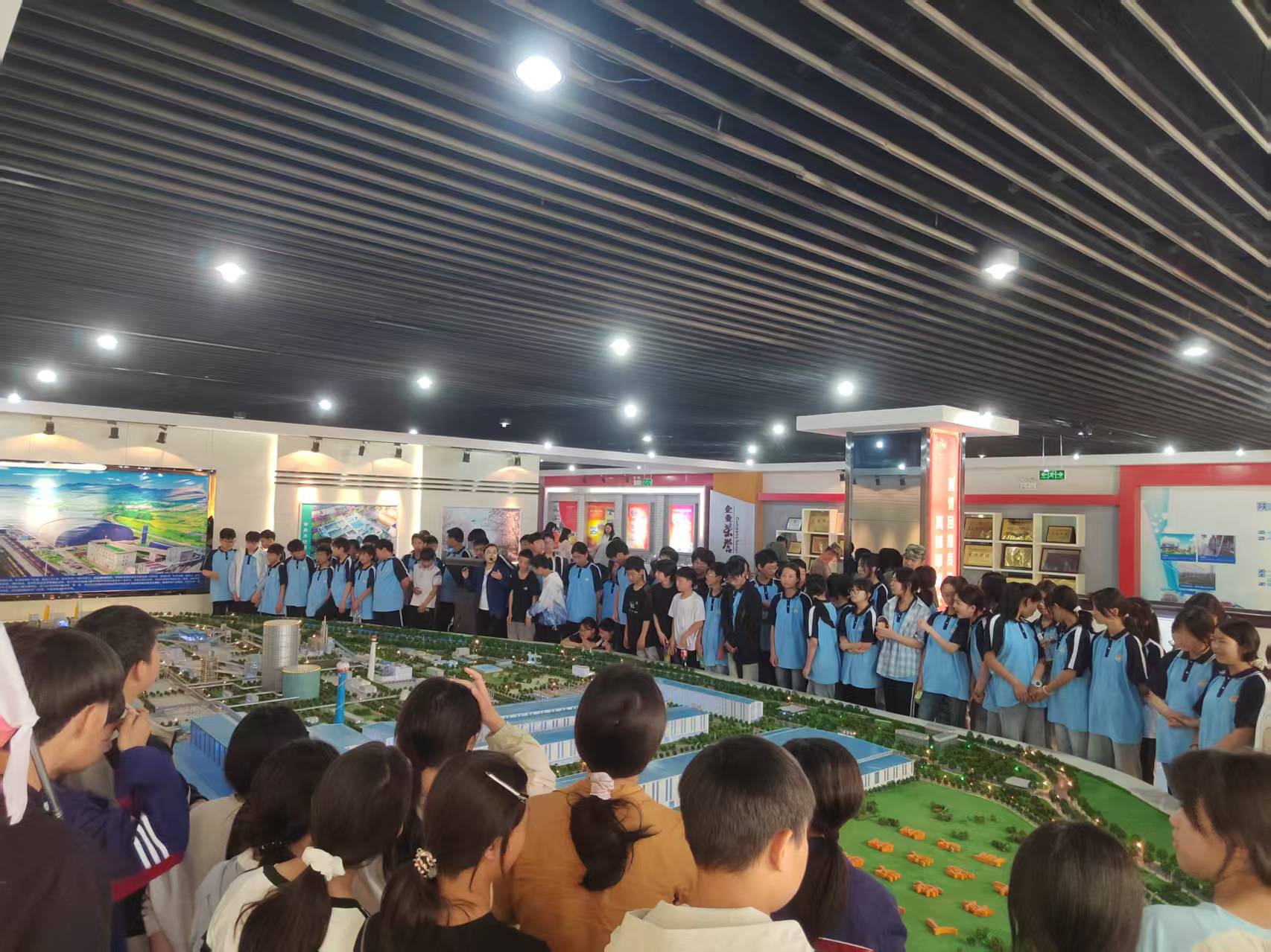 汉中黄官中学百余名学生到公司参观研学 汉中黄官中学百余名学生到公司参观研学